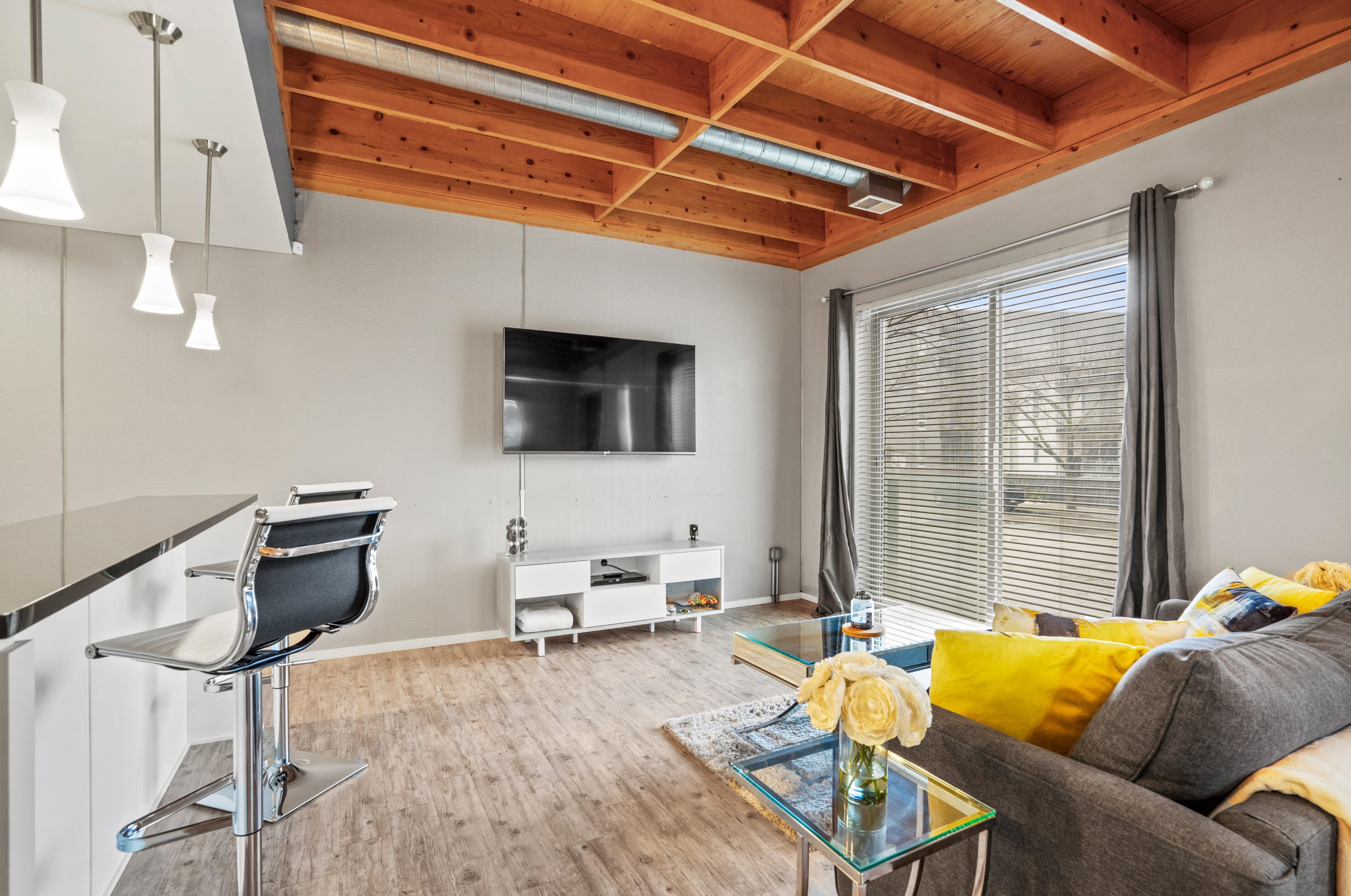 2023 Commerce St, Milwaukee WI  53212-3472 exterior