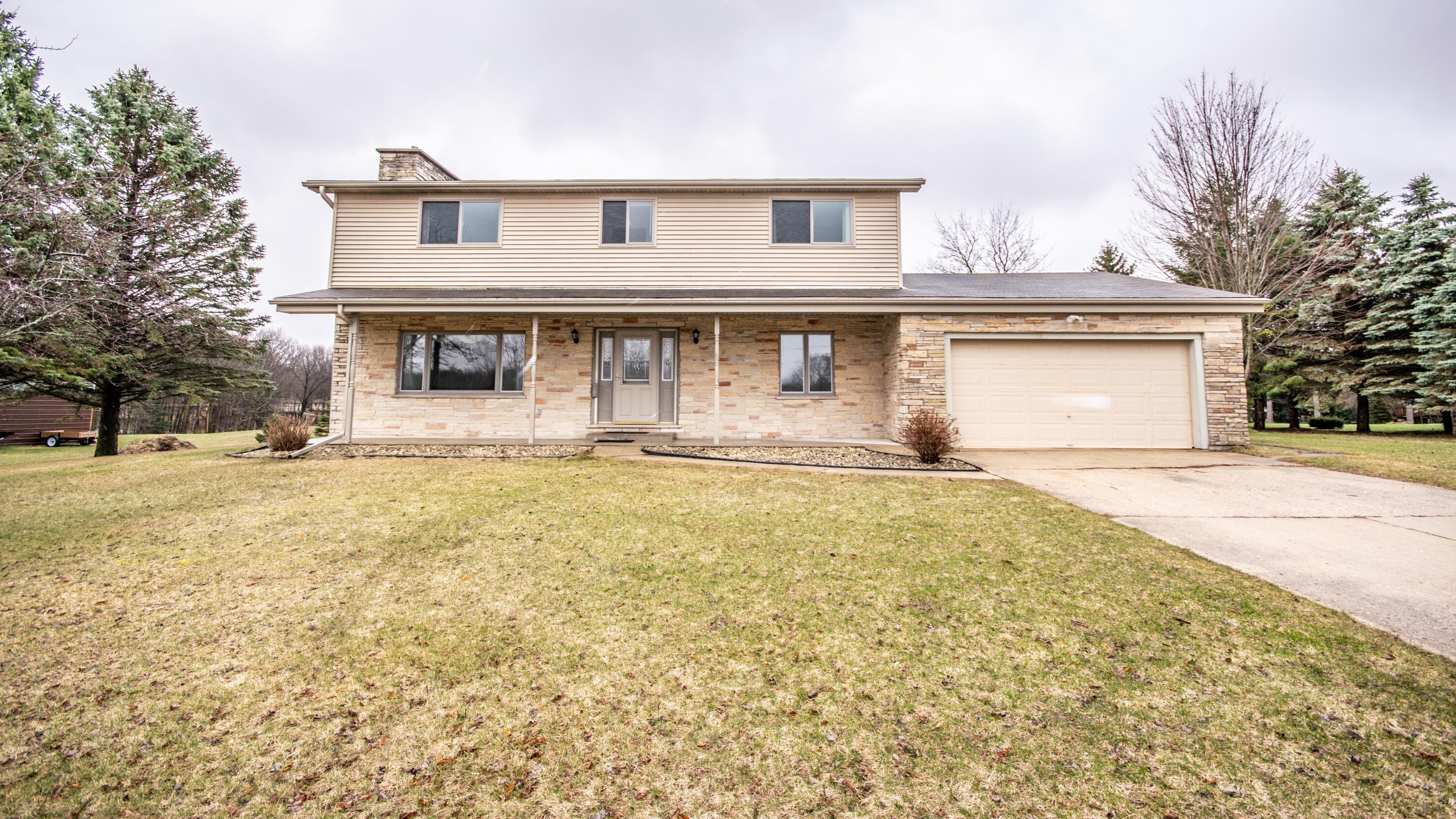 2035 Paradise Dr, West Bend, WI 53095-9722
