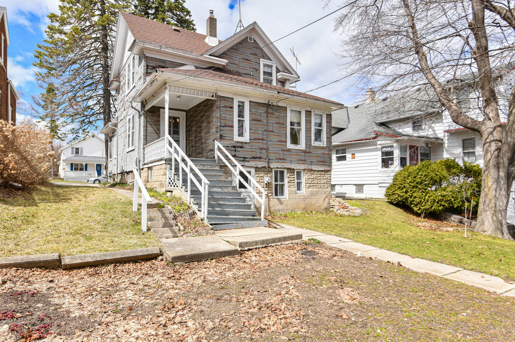 219 7th Ave, West Bend WI  53095-3240 exterior