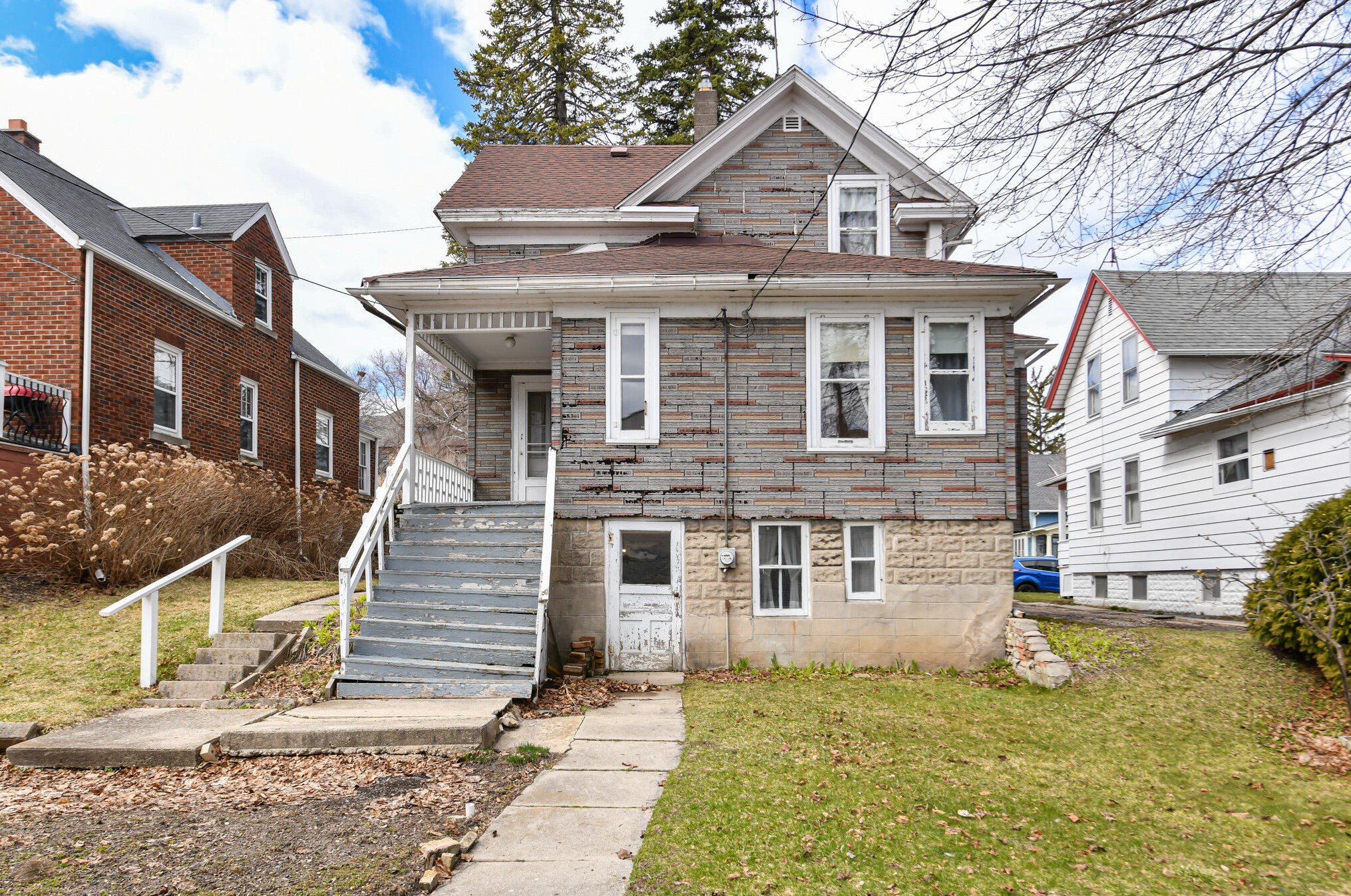 219 7th Ave, West Bend WI  53095-3240 exterior