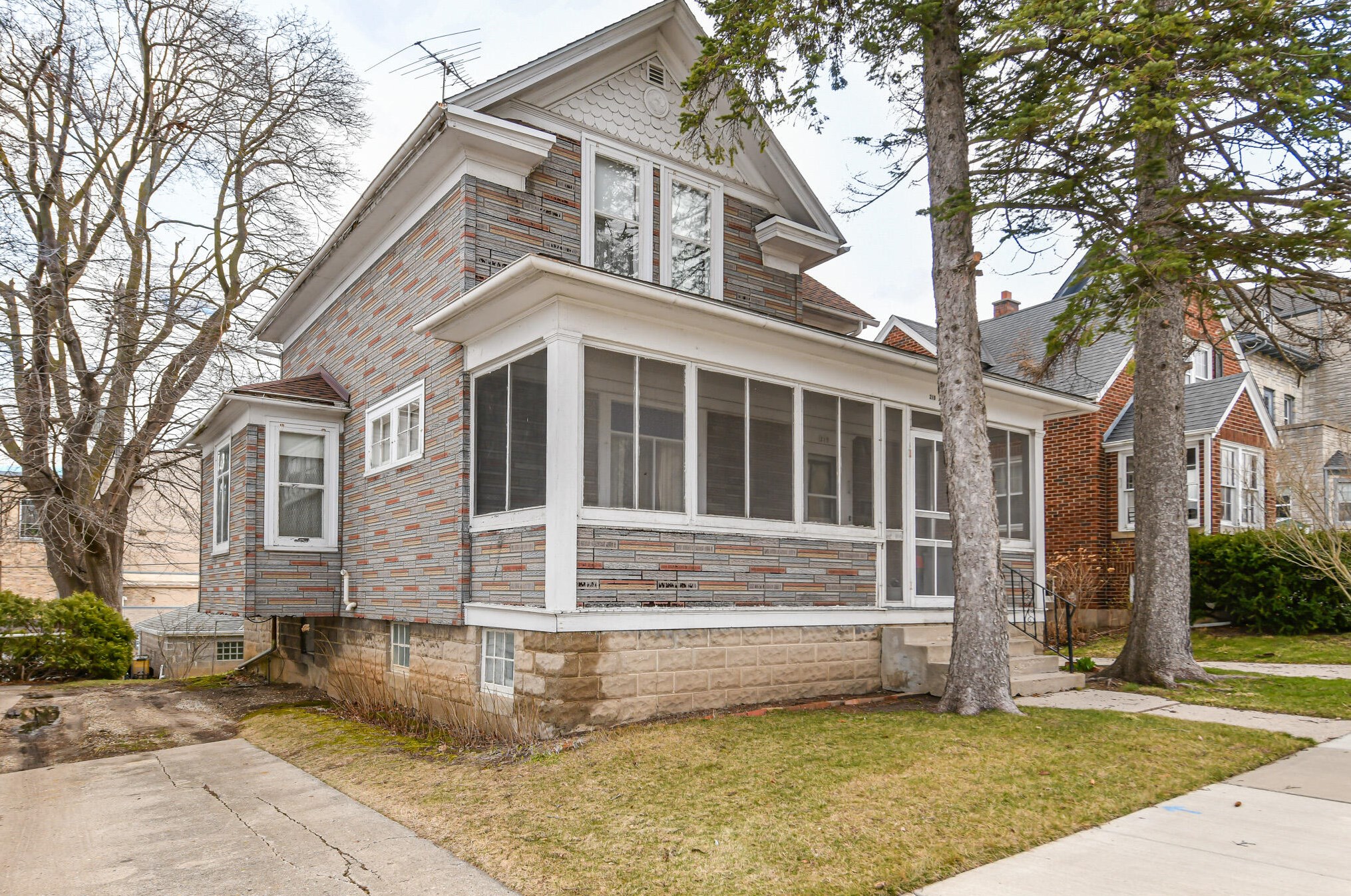 219 7th Ave, West Bend WI  53095-3240 exterior