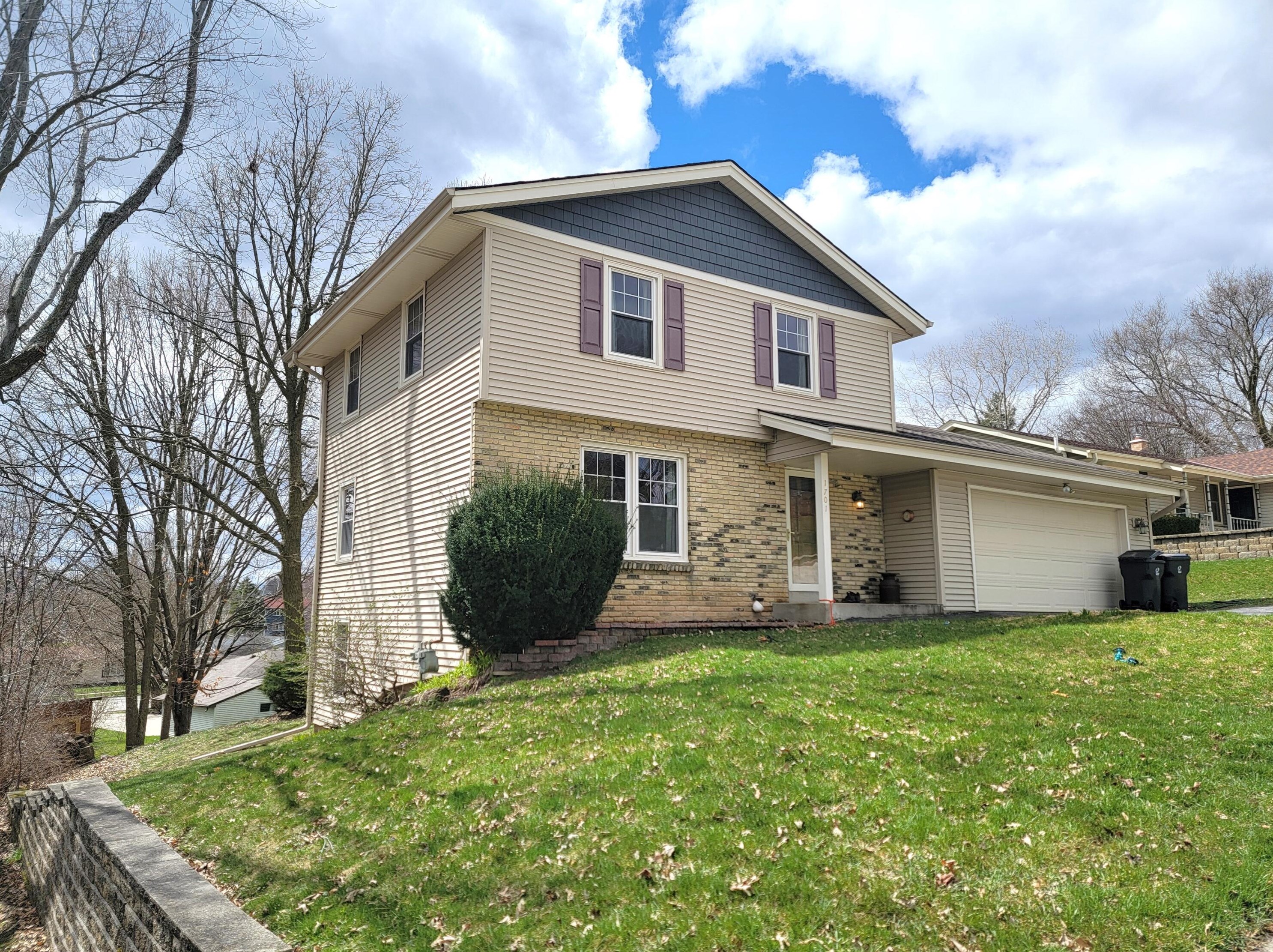1701 Swartz Dr, Waukesha, WI 53188