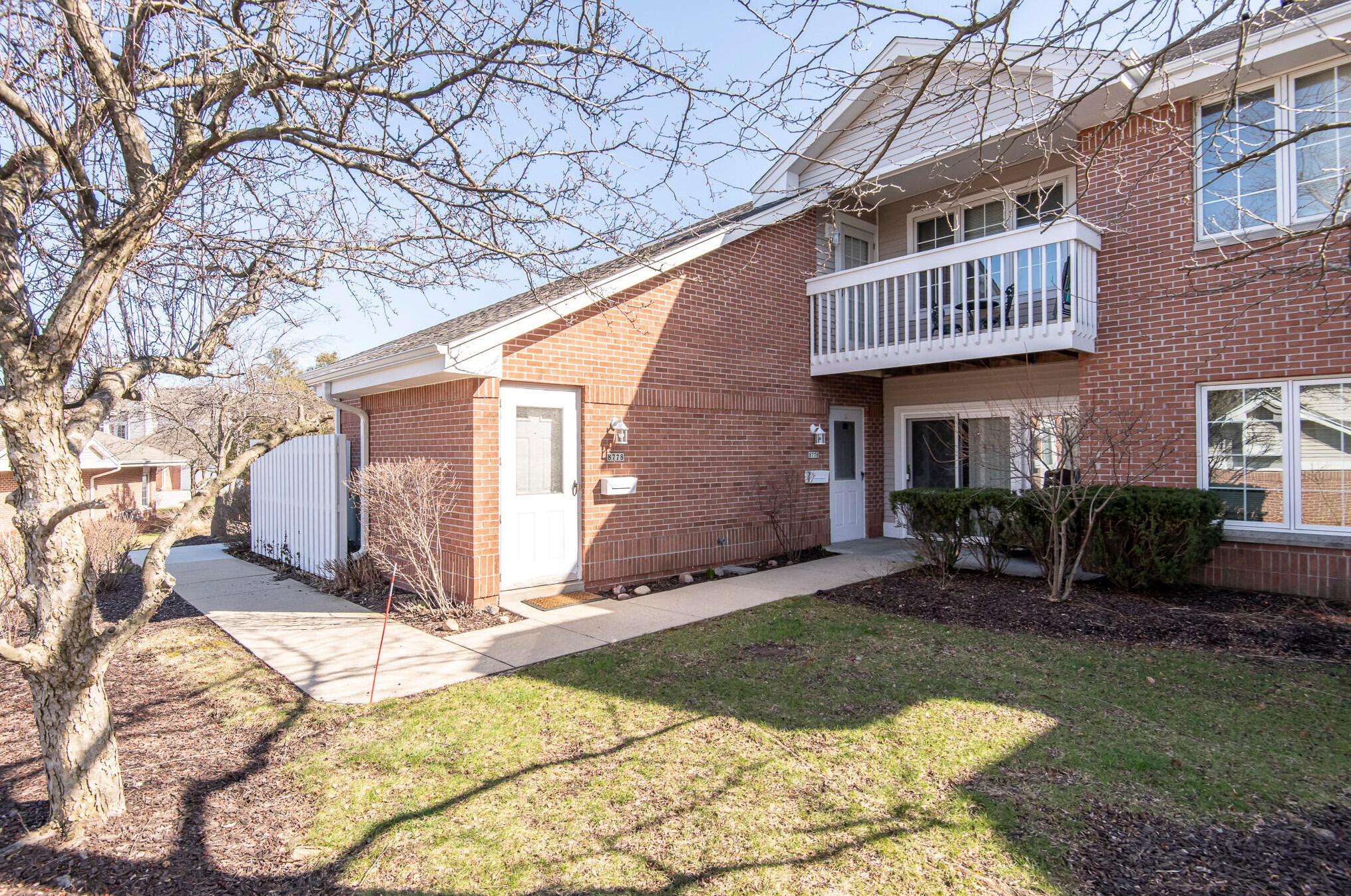 8778 Woodbridge Dr, Greendale, WI 53129-1087