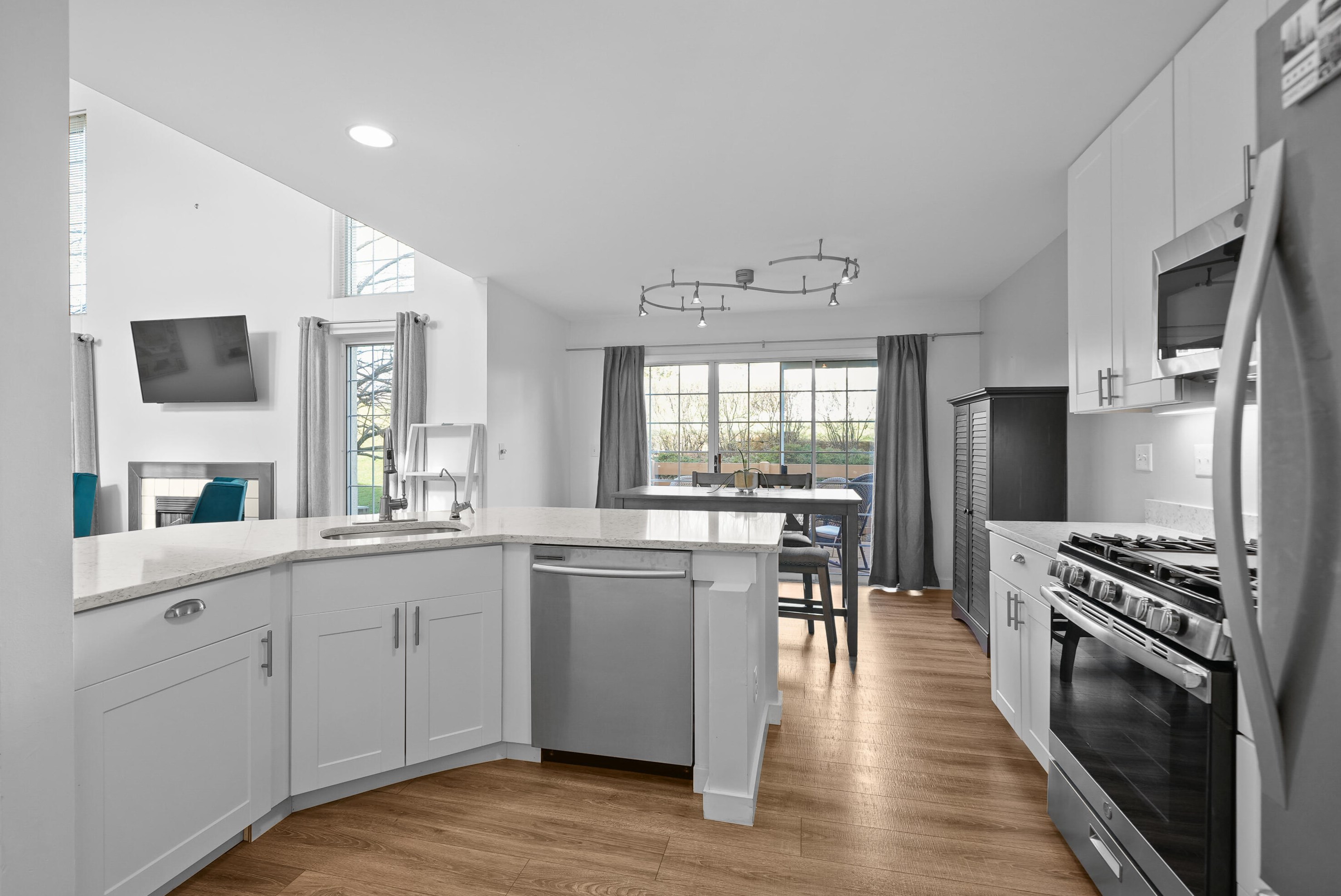 1654 Woodland Dr, Lake Geneva, WI 53147-4961