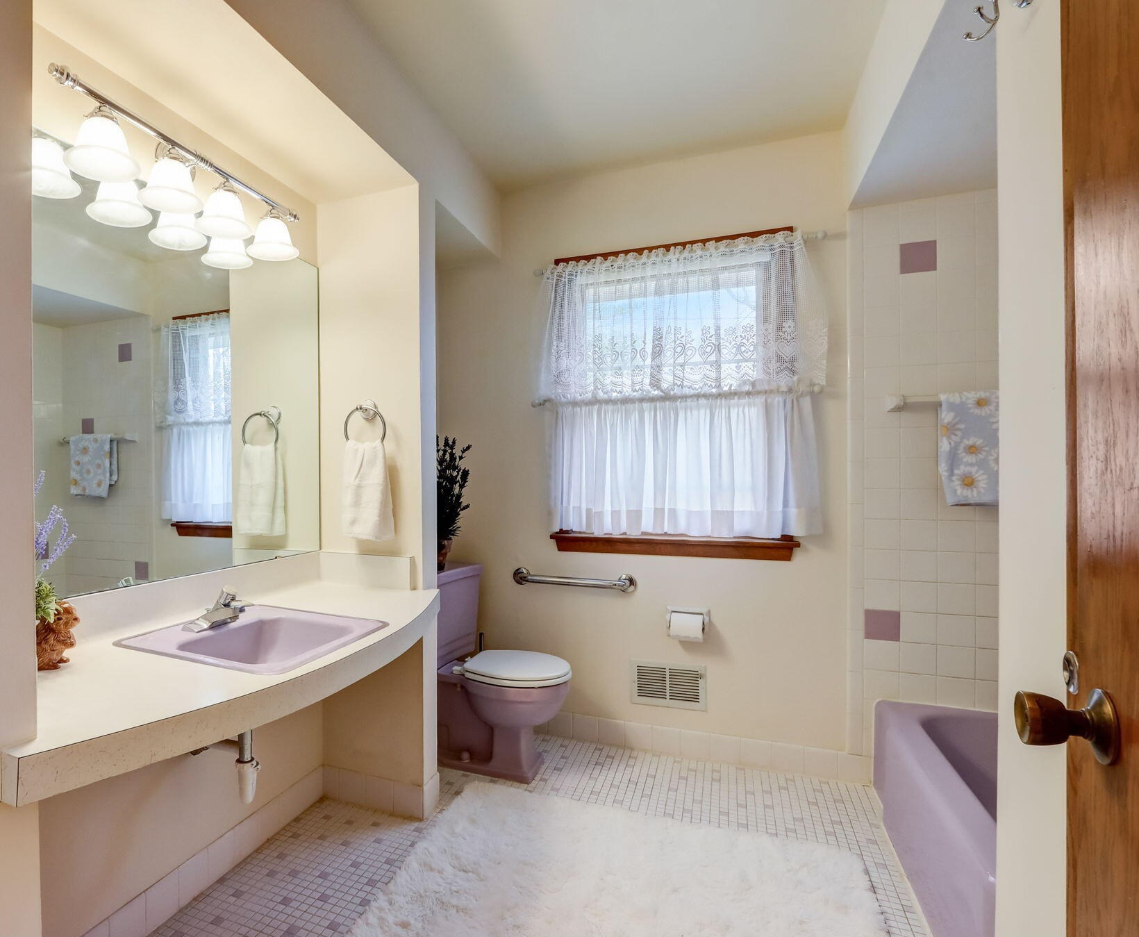 6426 Glenbrook Rd, Milwaukee WI  53223-1540 exterior