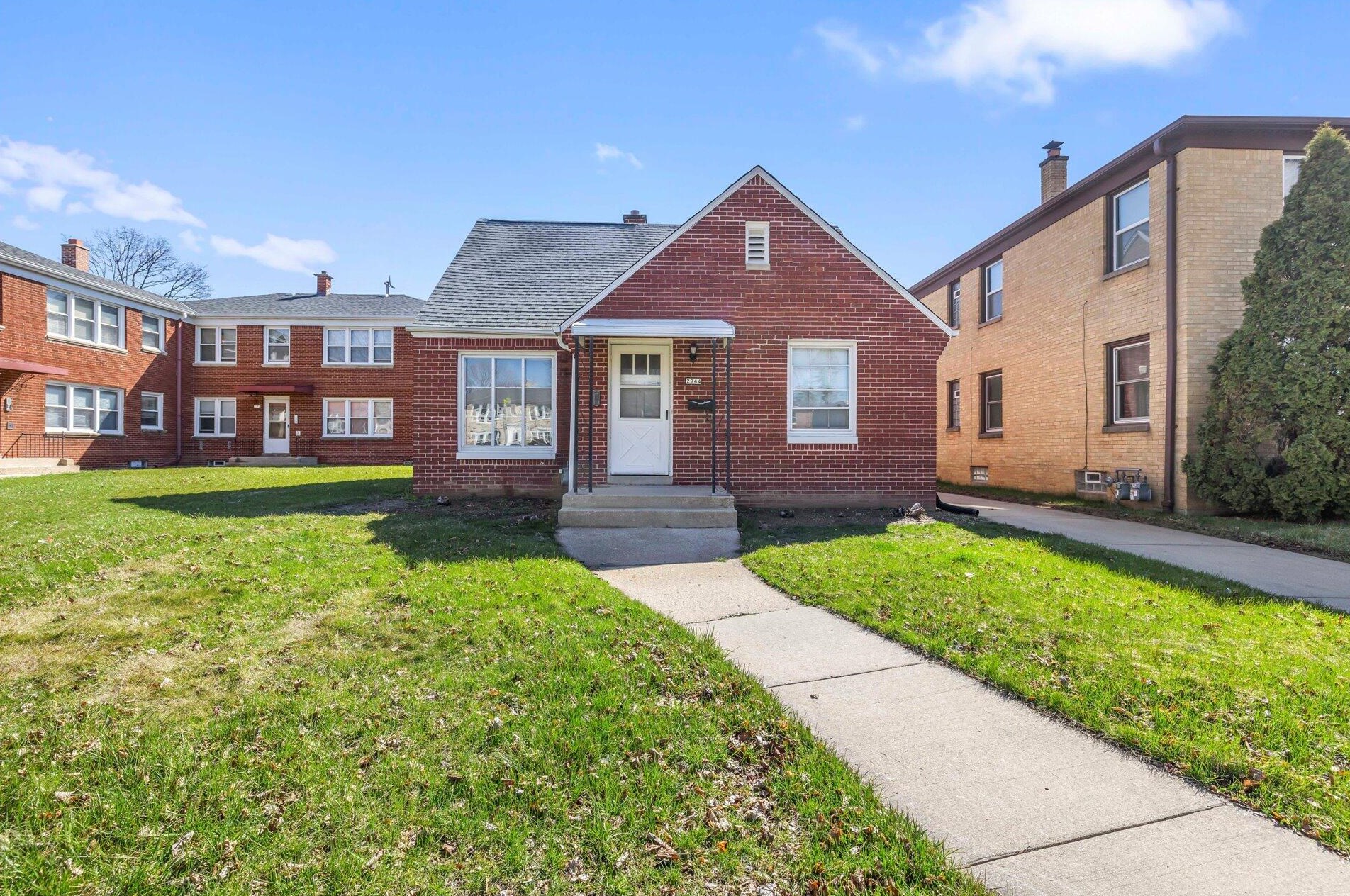 2944 76, Milwaukee WI 53219-2828 exterior