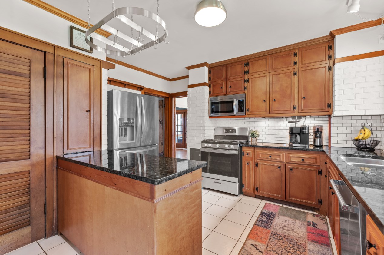 535 Calumet Rd, Milwaukee WI  53217-3468 exterior