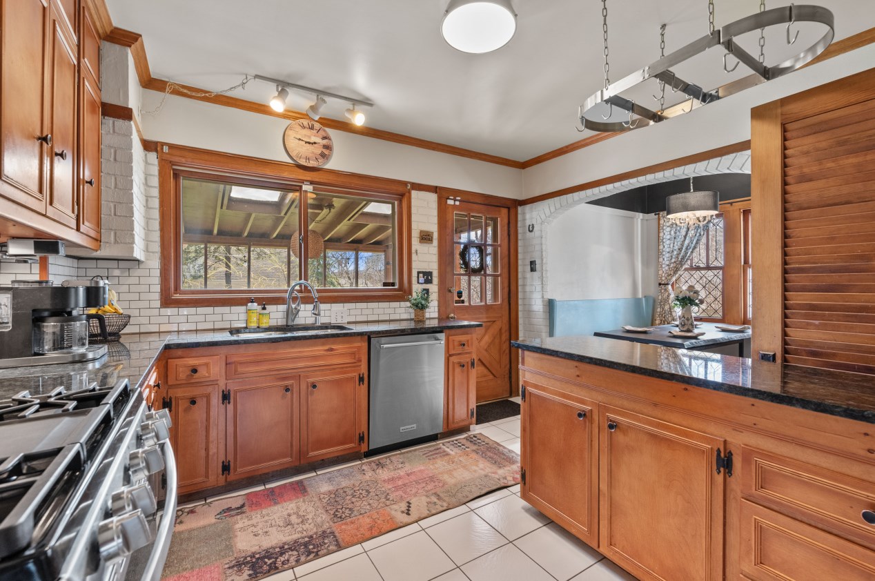 535 Calumet Rd, Milwaukee WI  53217-3468 exterior