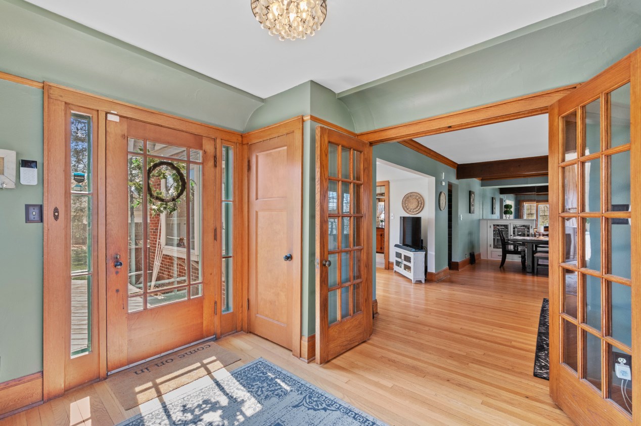 535 Calumet Rd, Milwaukee WI  53217-3468 exterior