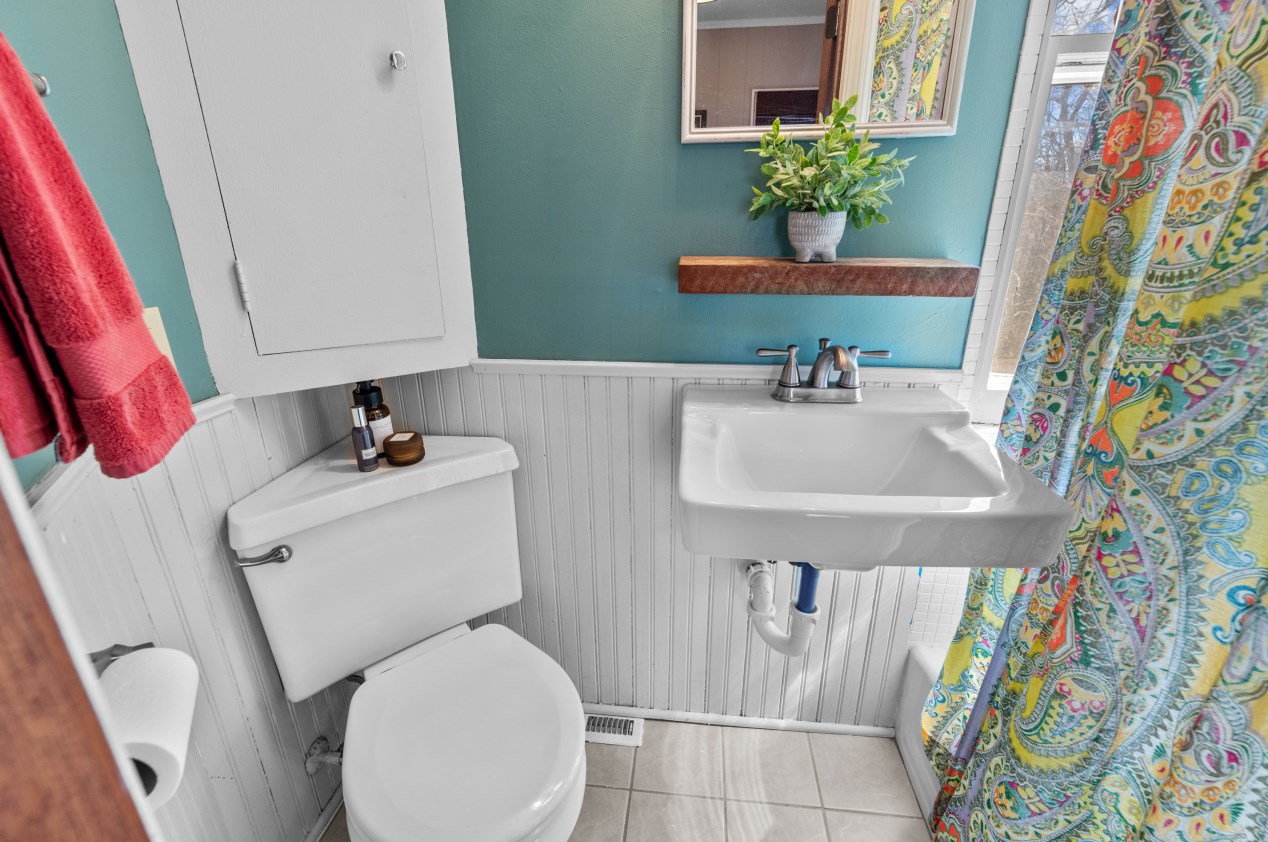 535 Calumet Rd, Milwaukee WI  53217-3468 exterior