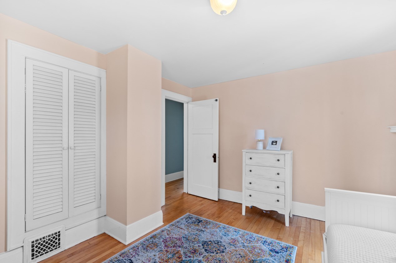 535 Calumet Rd, Milwaukee WI  53217-3468 exterior