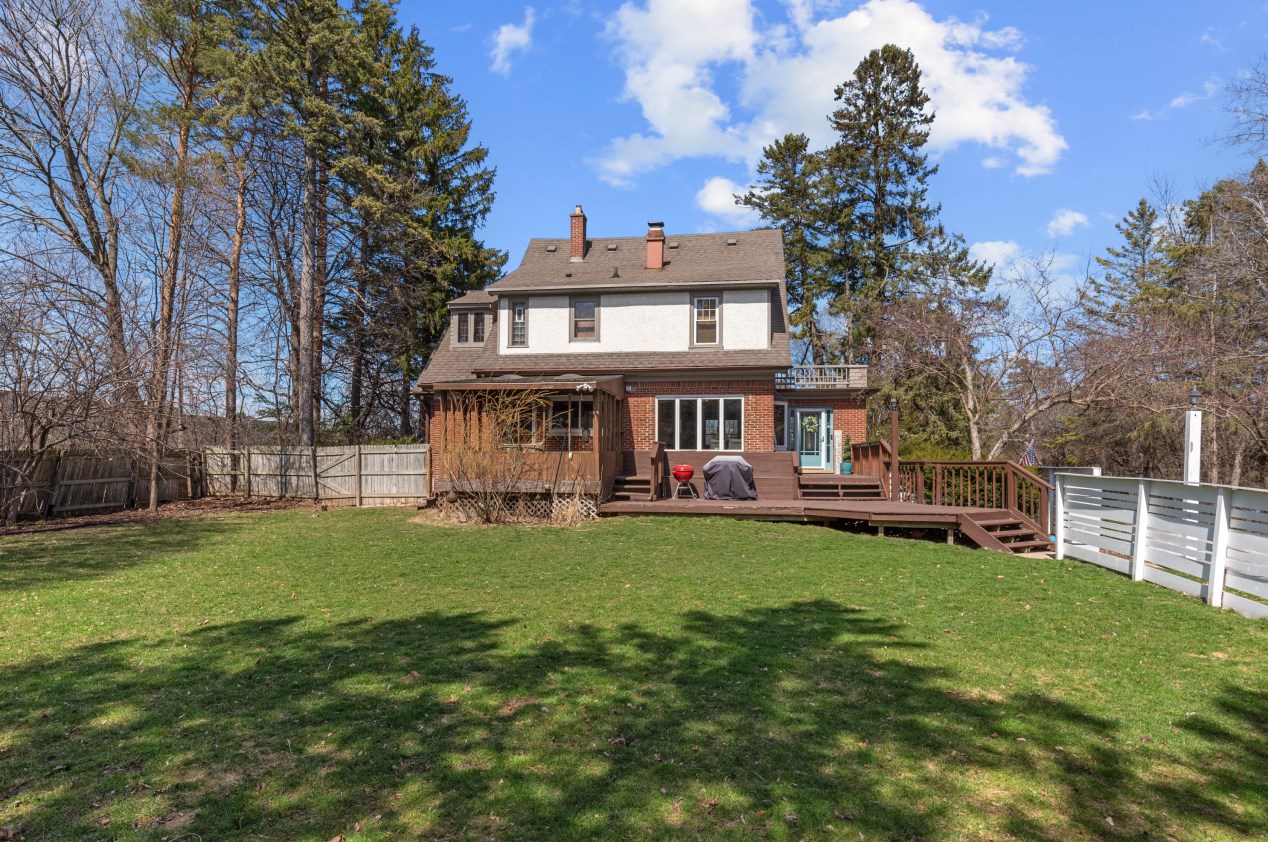 535 Calumet Rd, Milwaukee WI  53217-3468 exterior