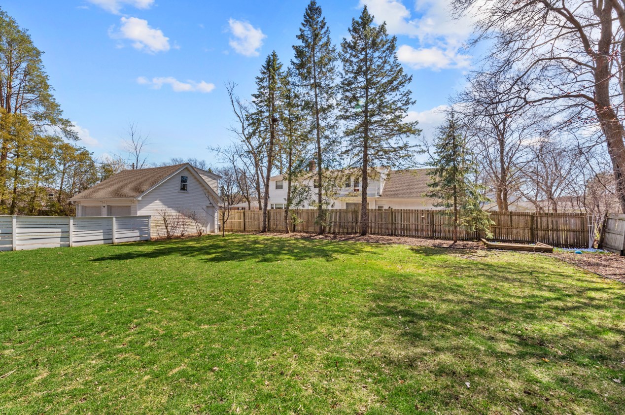 535 Calumet Rd, Milwaukee WI  53217-3468 exterior