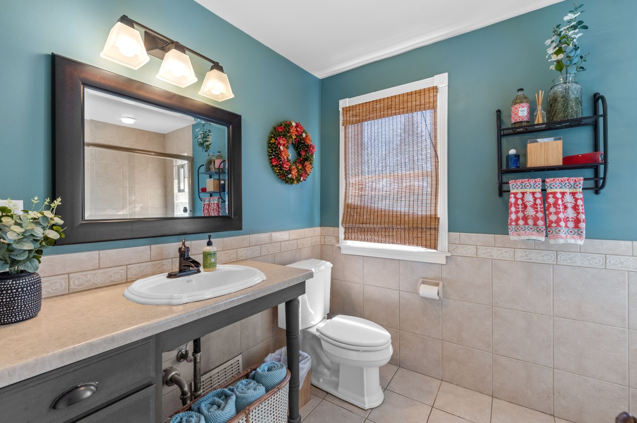 535 Calumet Rd, Milwaukee WI  53217-3468 exterior