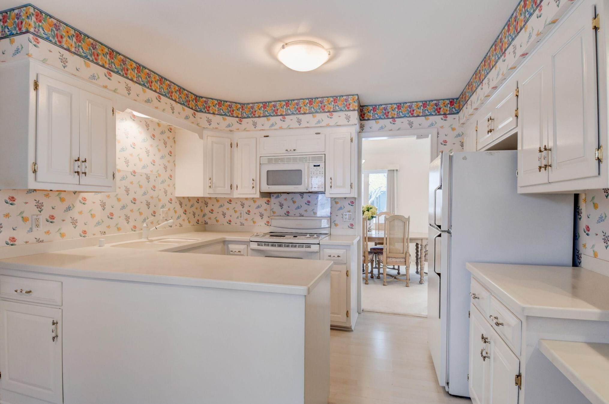 611 Mulberry Ct, Milwaukee, WI 53217-1613