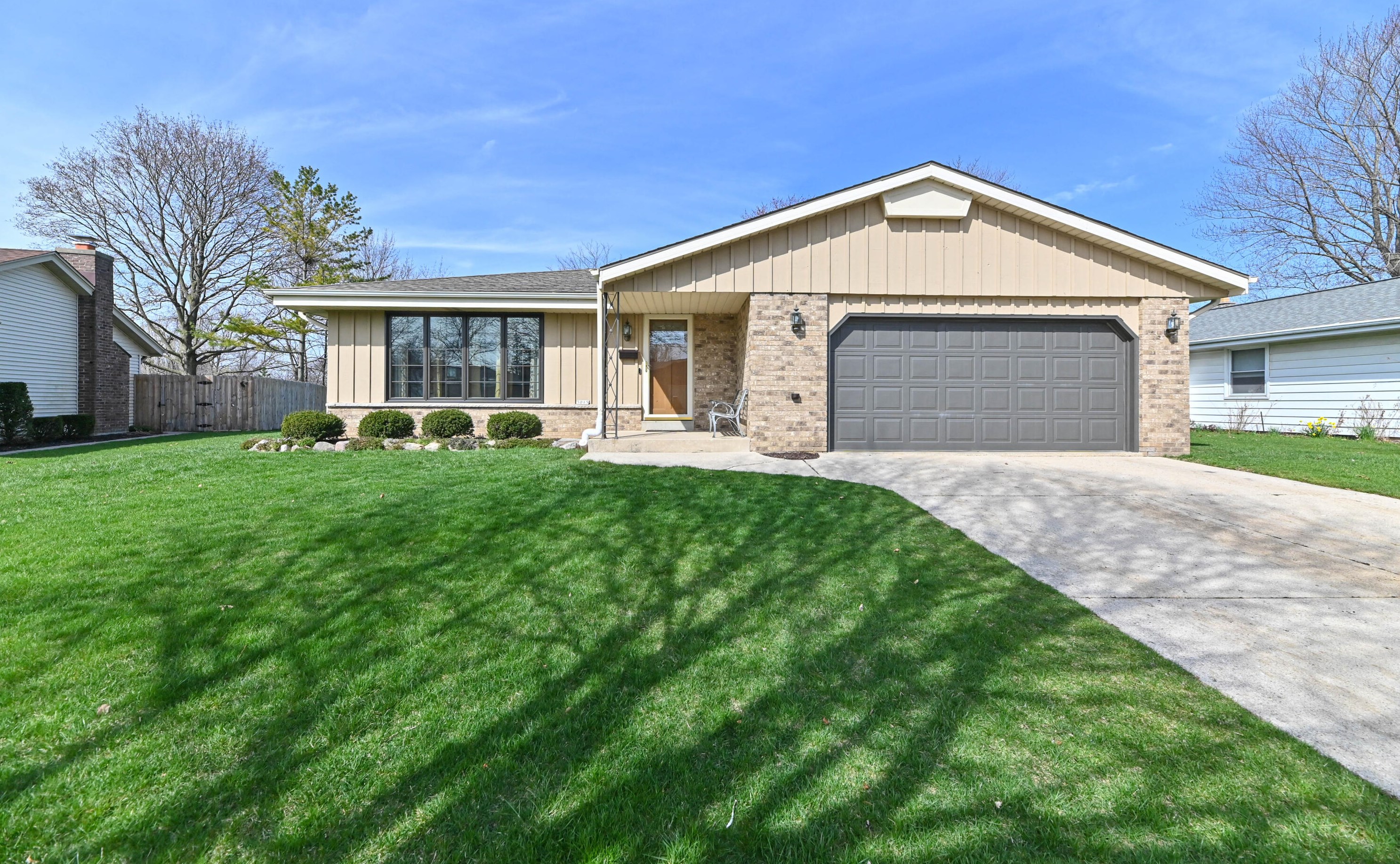 5015 Saxony Ln, Greendale, WI 53129-2005
