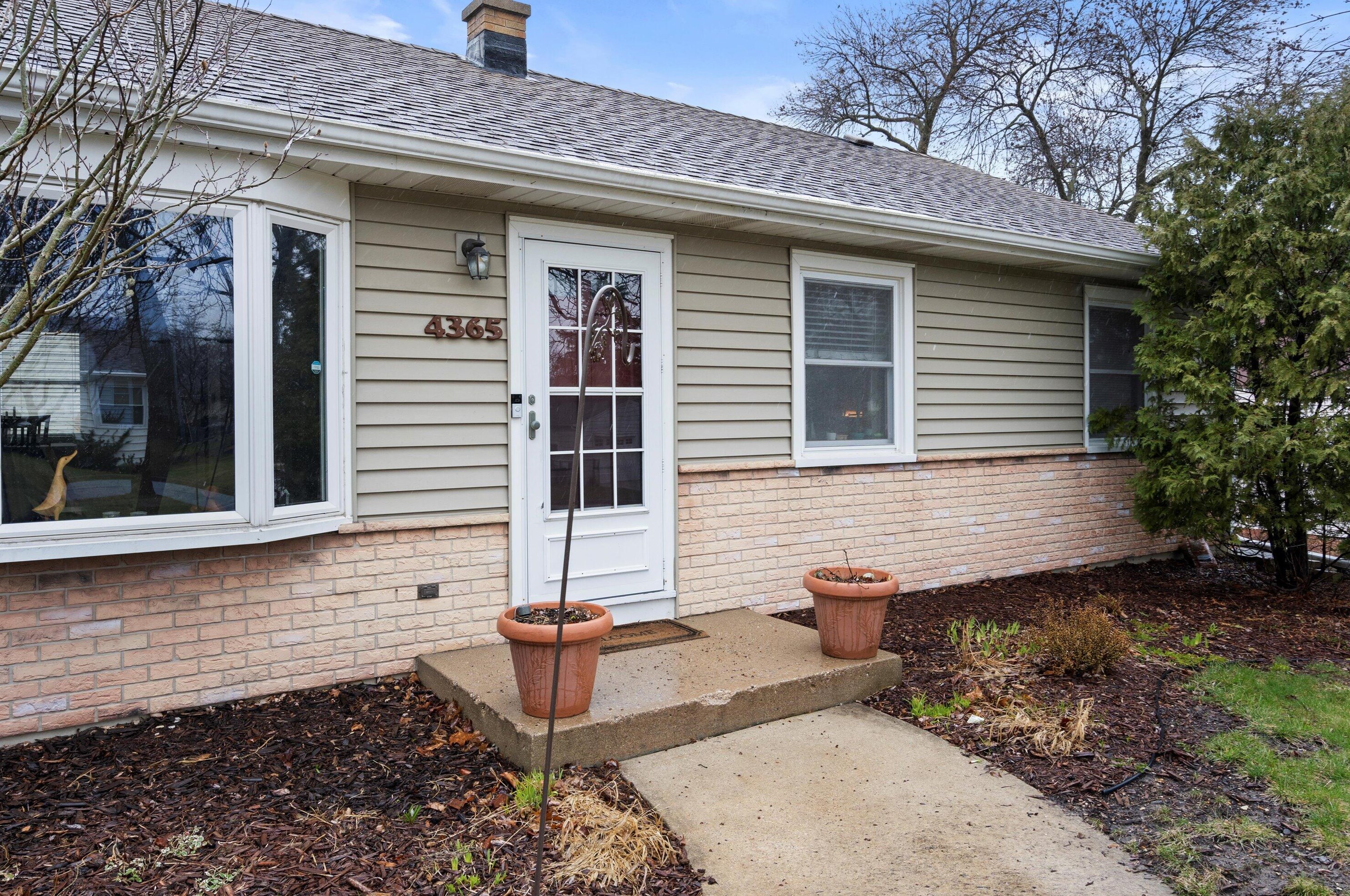4365 Glenway St, Milwaukee, WI 53222-1118