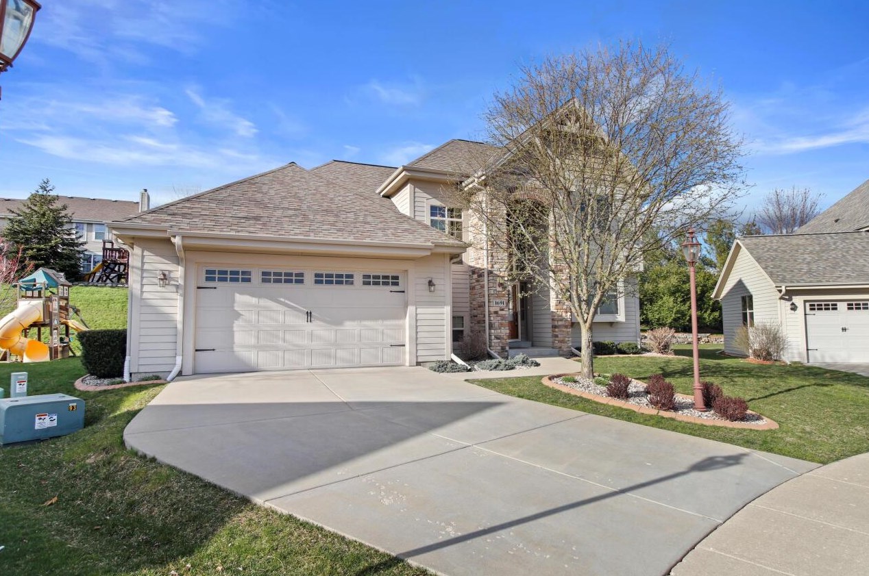 1691 Deer Trl, Waukesha, WI 53189-8257