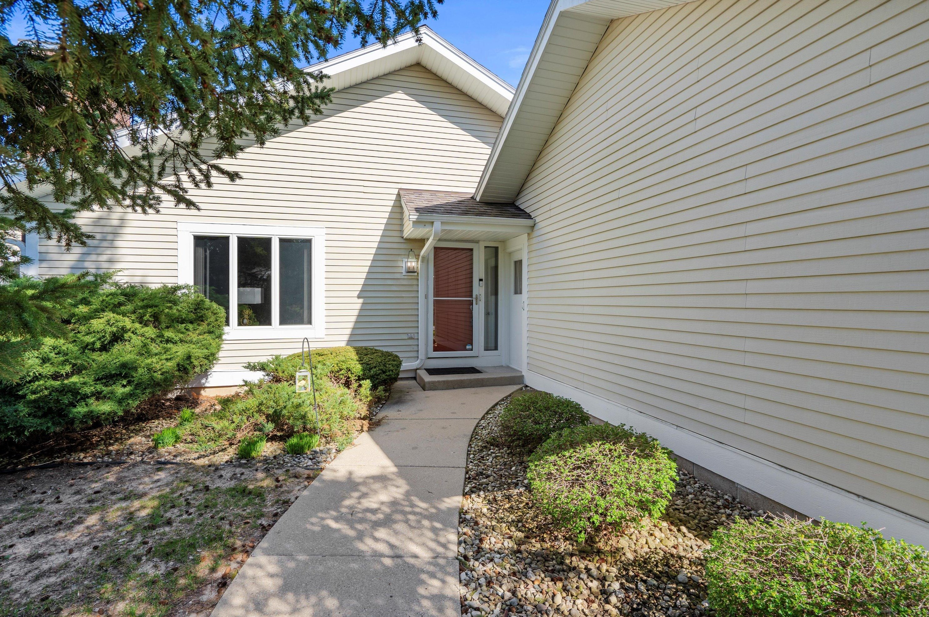 3135 Madison St, Waukesha, WI 53188-4409