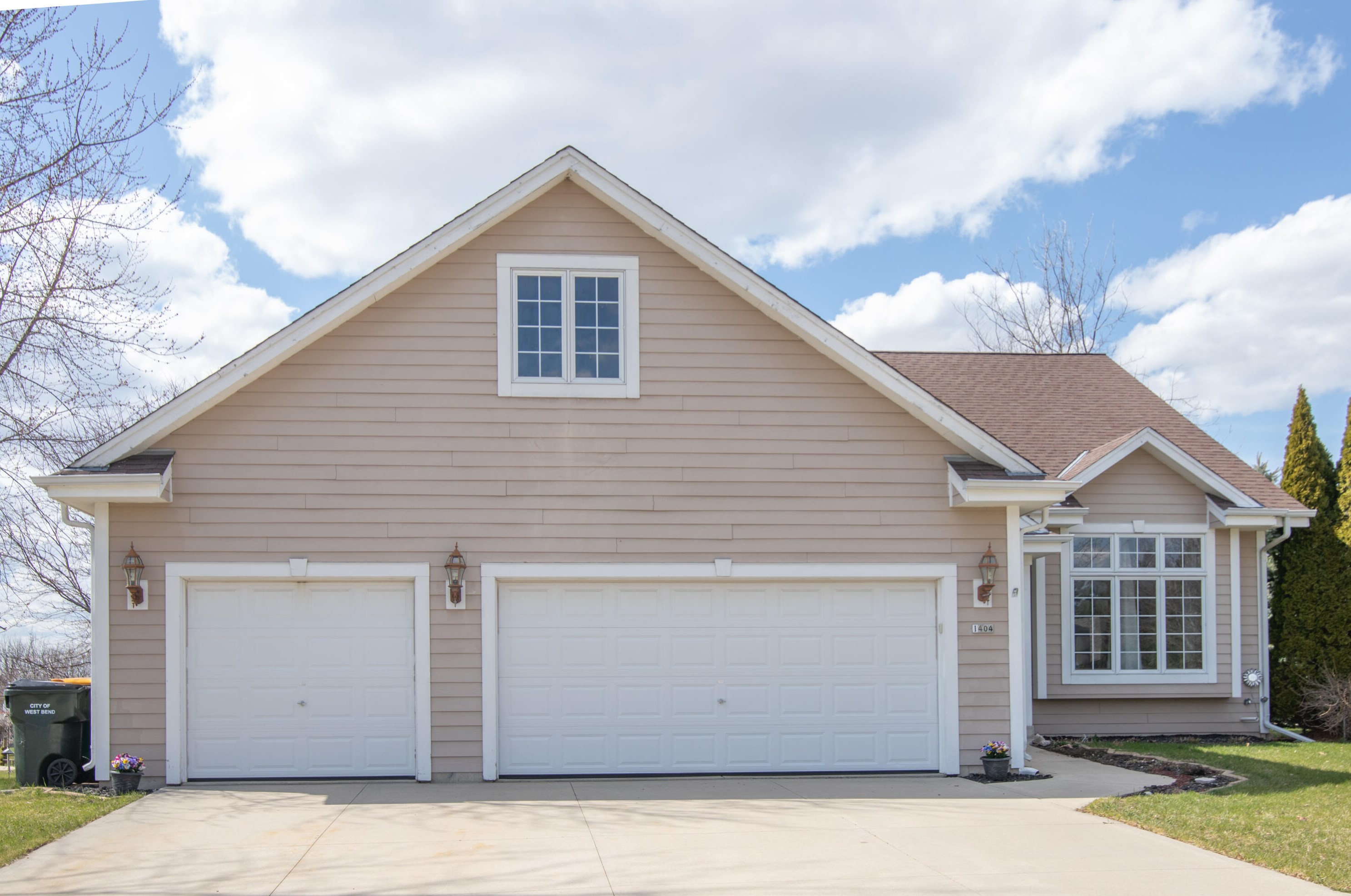 1404 Carriage Dr, West Bend, WI 53095