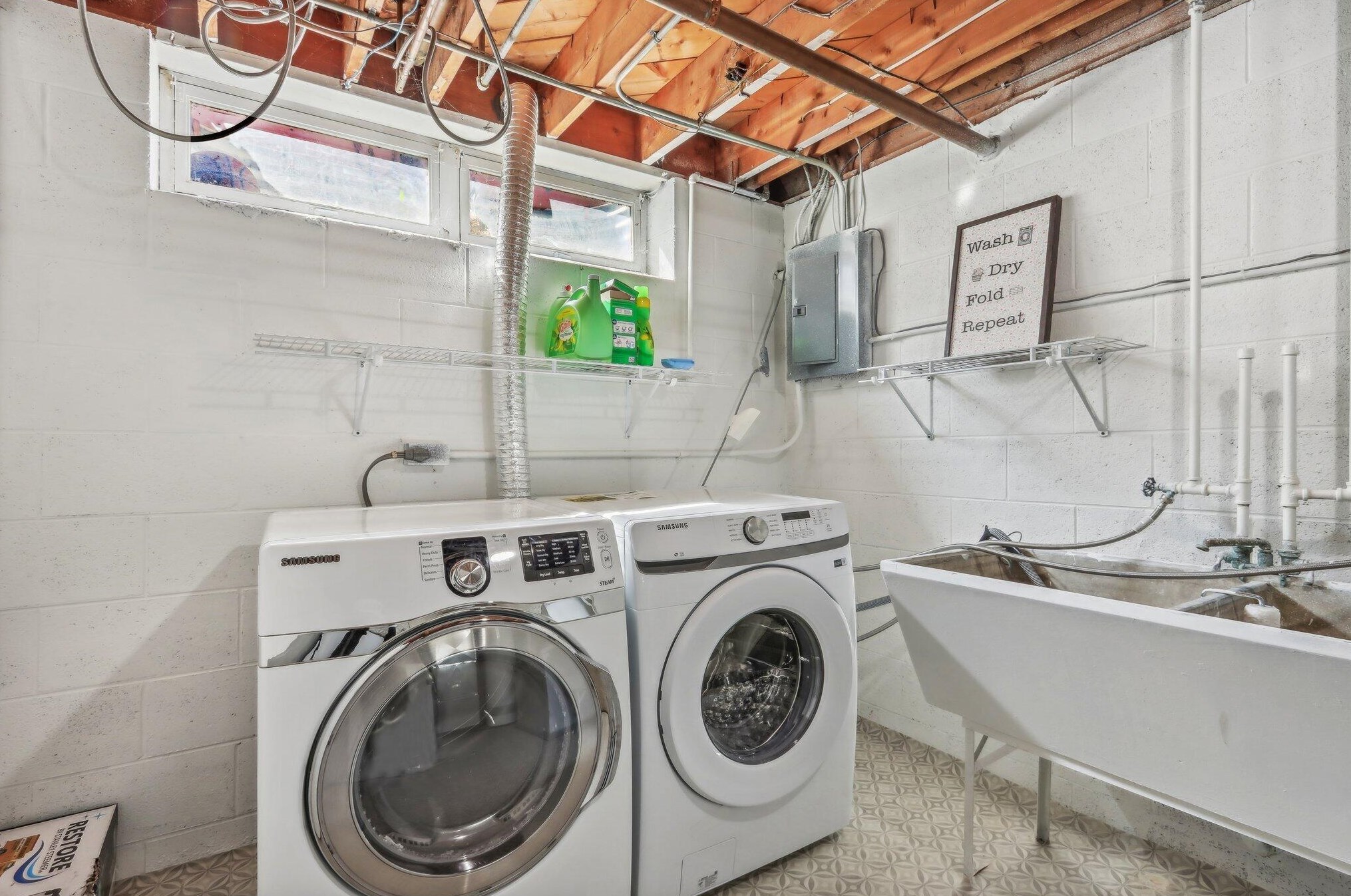 4205 Cherrywood Ln, Milwaukee WI  53209-1005 exterior