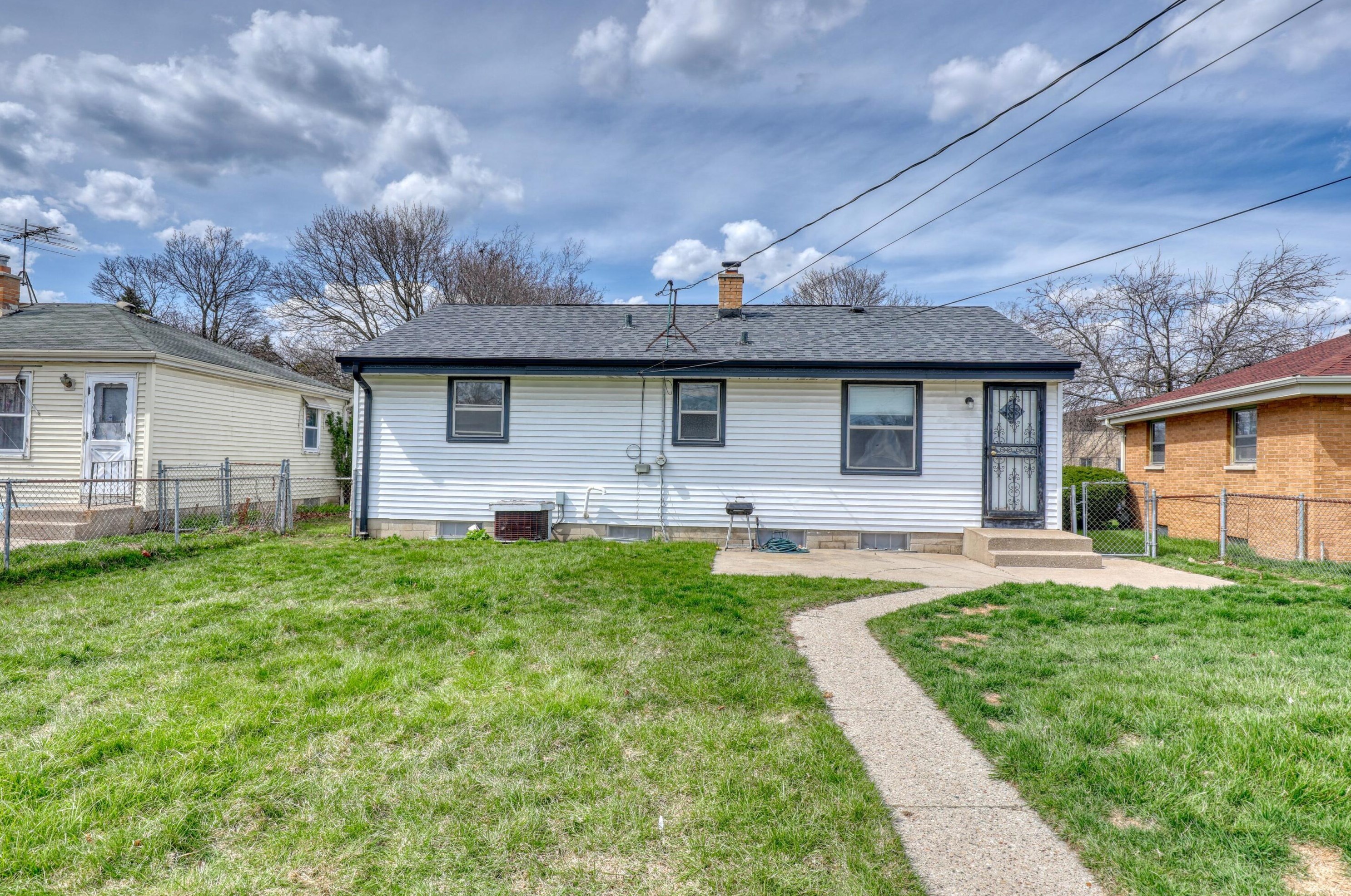 8121 Gln Ave, Milwaukee WI 53217-5217 exterior