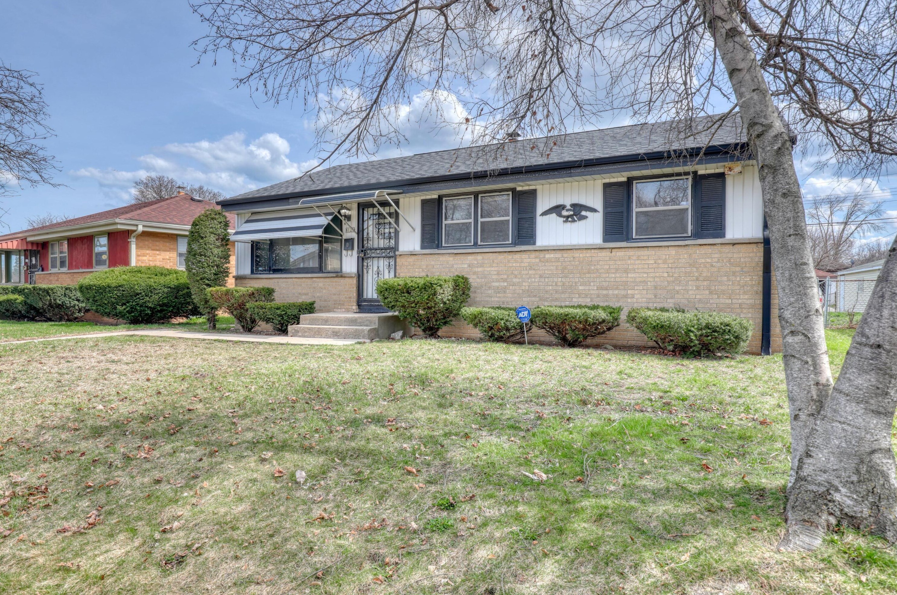 8121 Gln Ave, Milwaukee WI 53217-5217 exterior