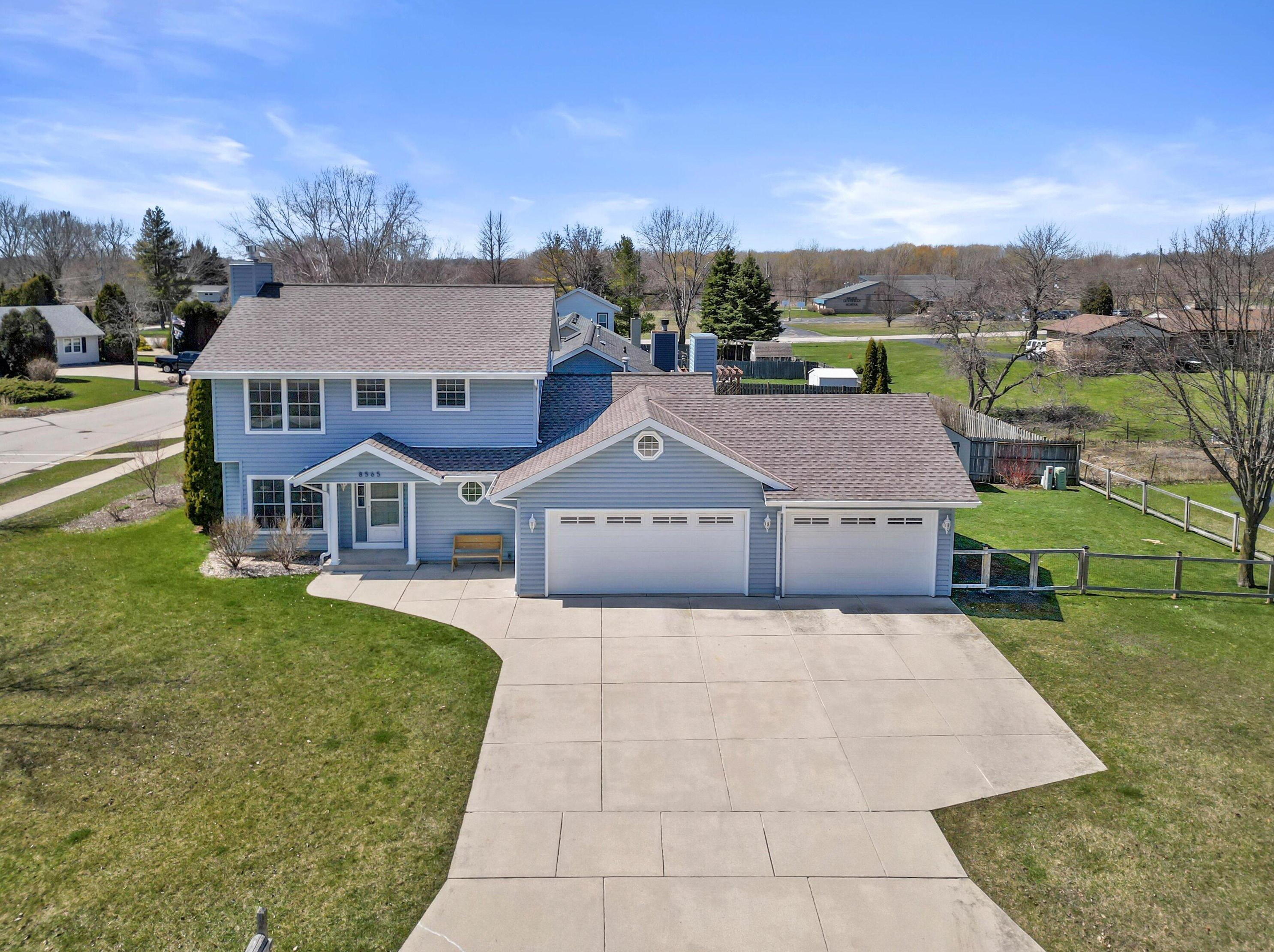 8565 S Stone Creek Dr, Oak Creek, WI 53154