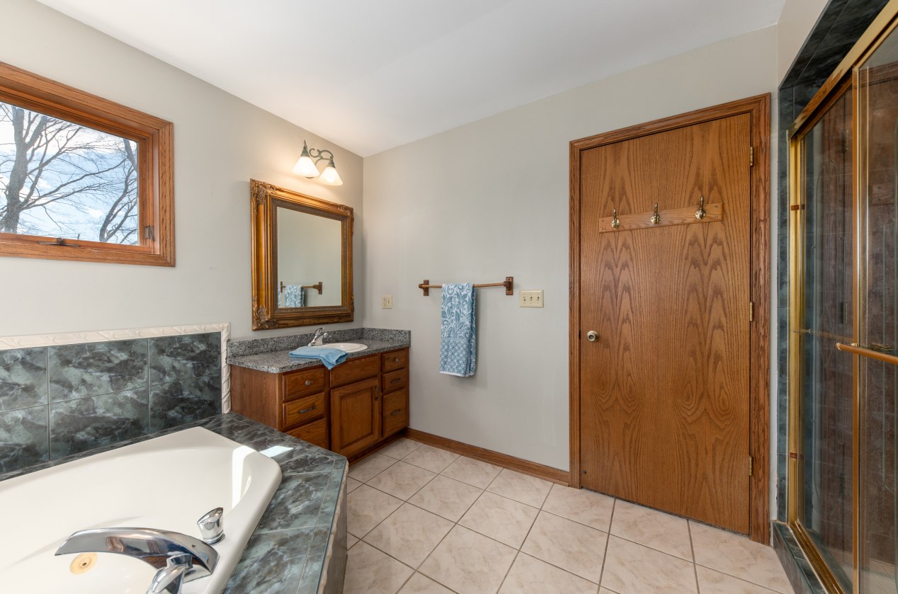 1882 Blackfoot Ct, Grafton WI  53024-9578 exterior