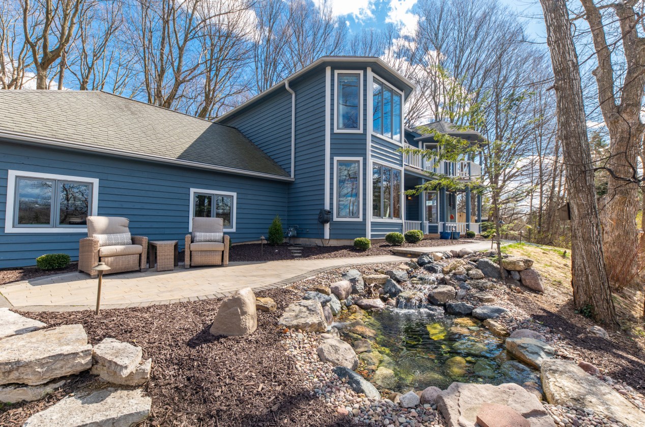 1882 Blackfoot Ct, Grafton WI  53024-9578 exterior