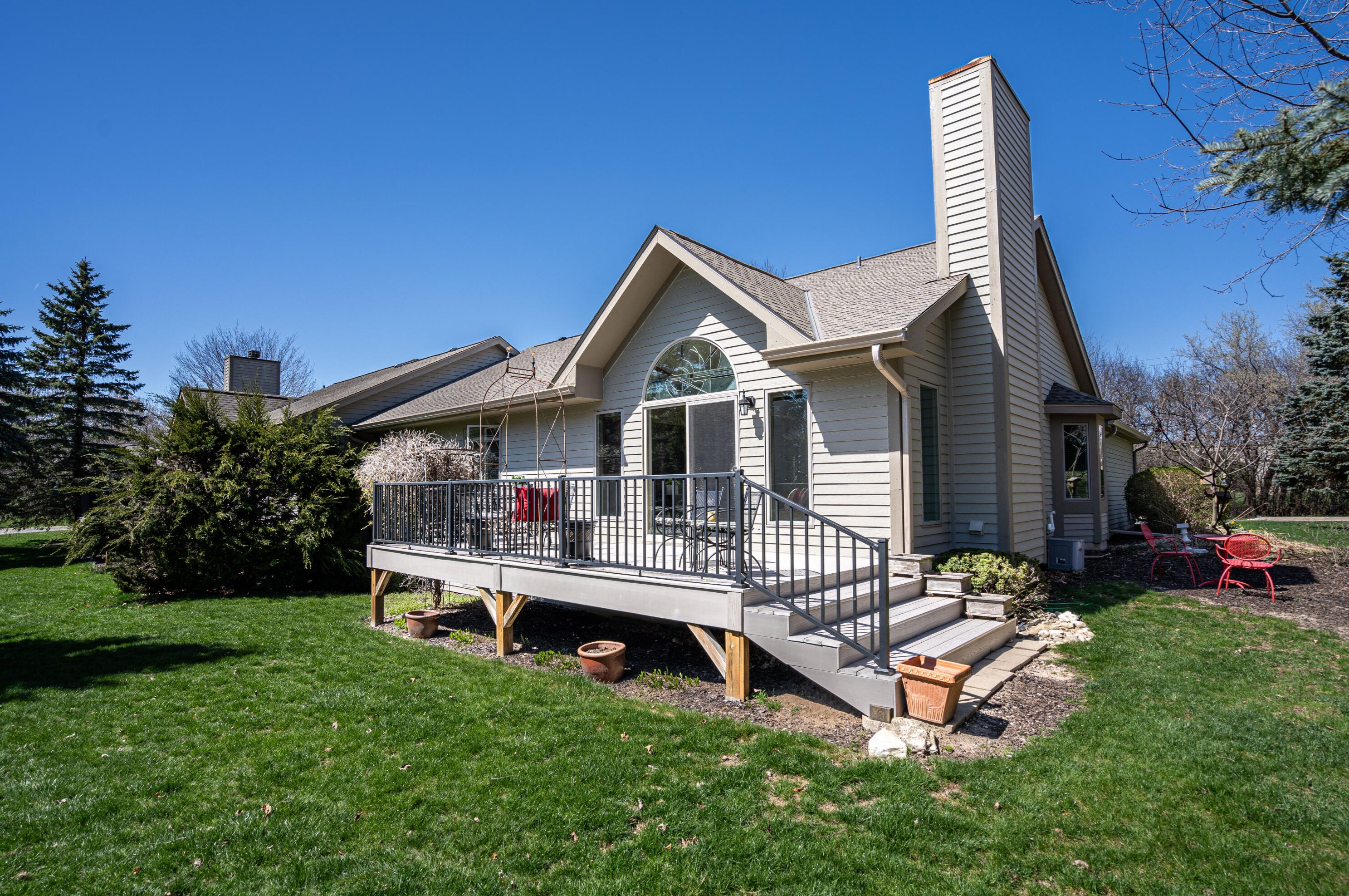 315 Oak Ridge Dr, Chenequa, WI 53029