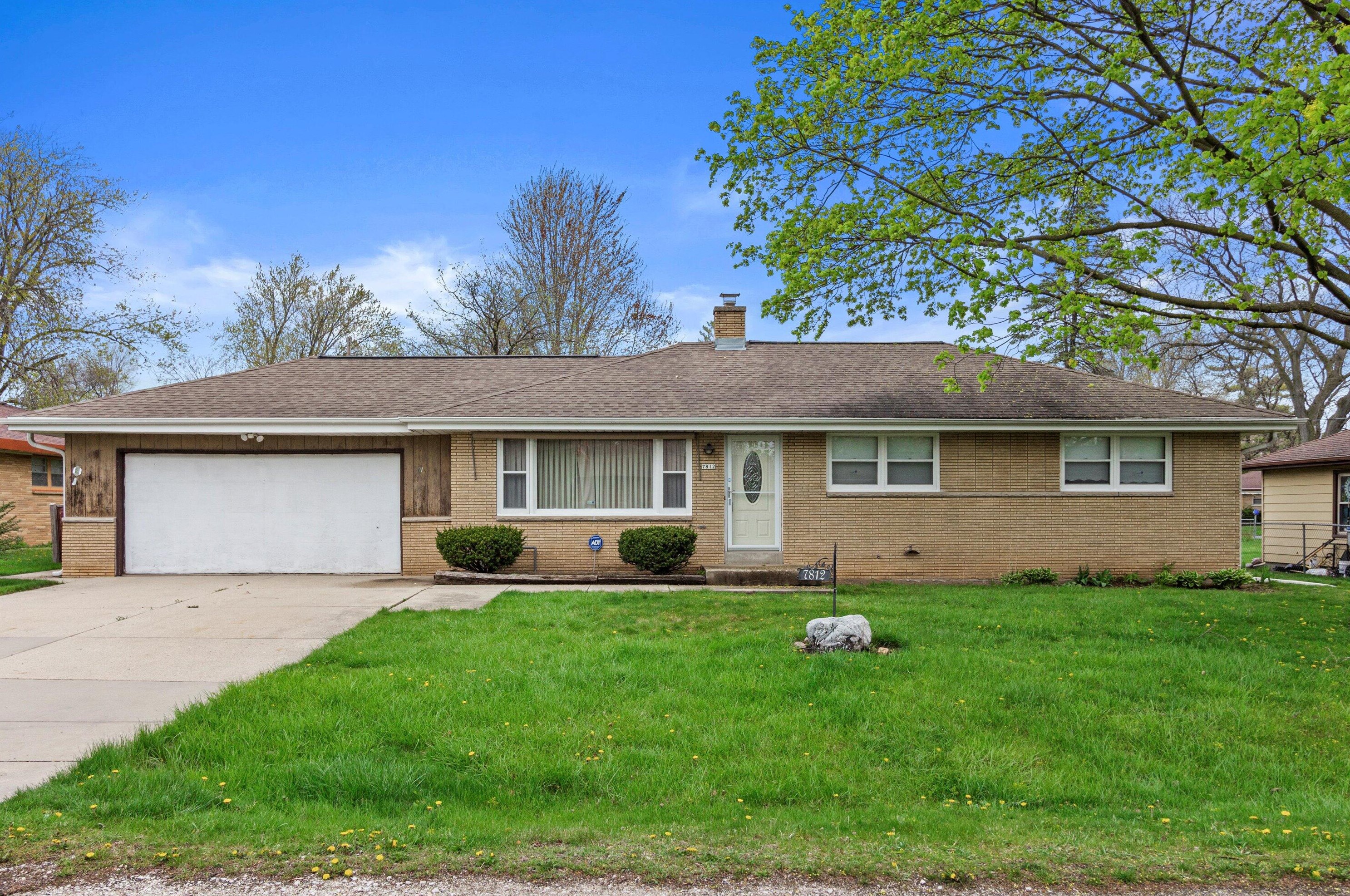 7812 N Fairway Pl, Milwaukee, WI 53223
