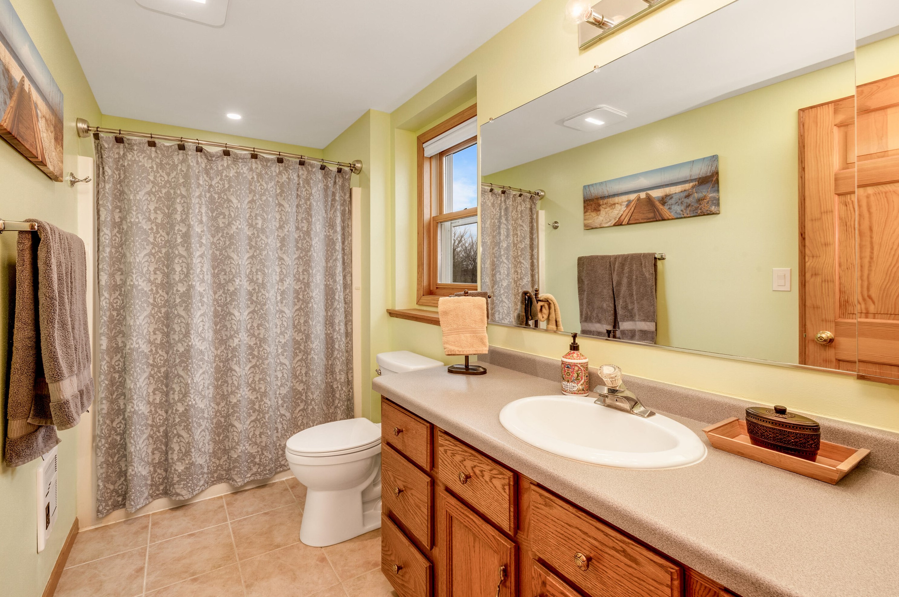 1497 Sunnyridge Rd, Pewaukee WI  53072-3885 exterior