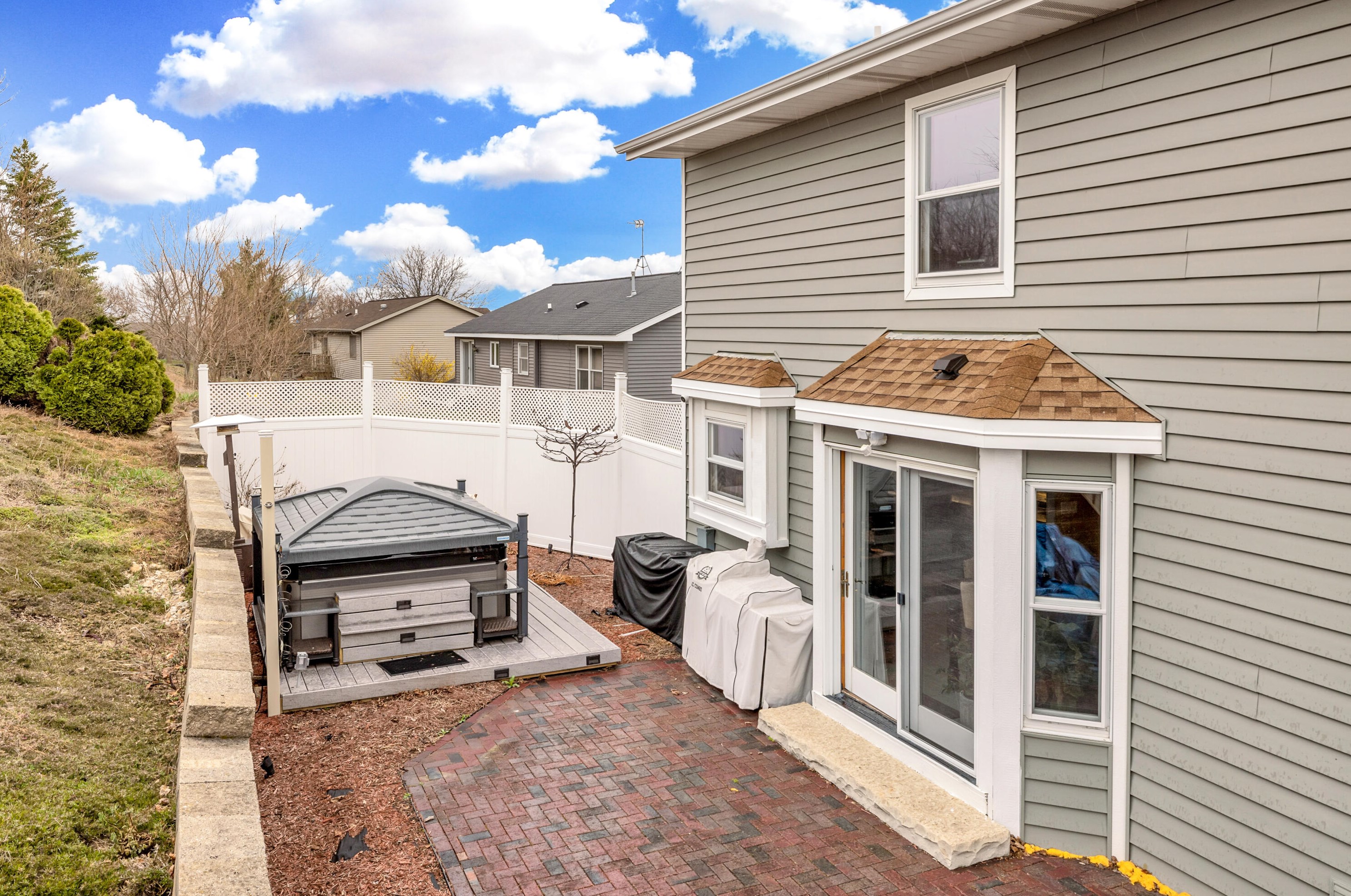 1497 Sunnyridge Rd, Pewaukee WI  53072-3885 exterior