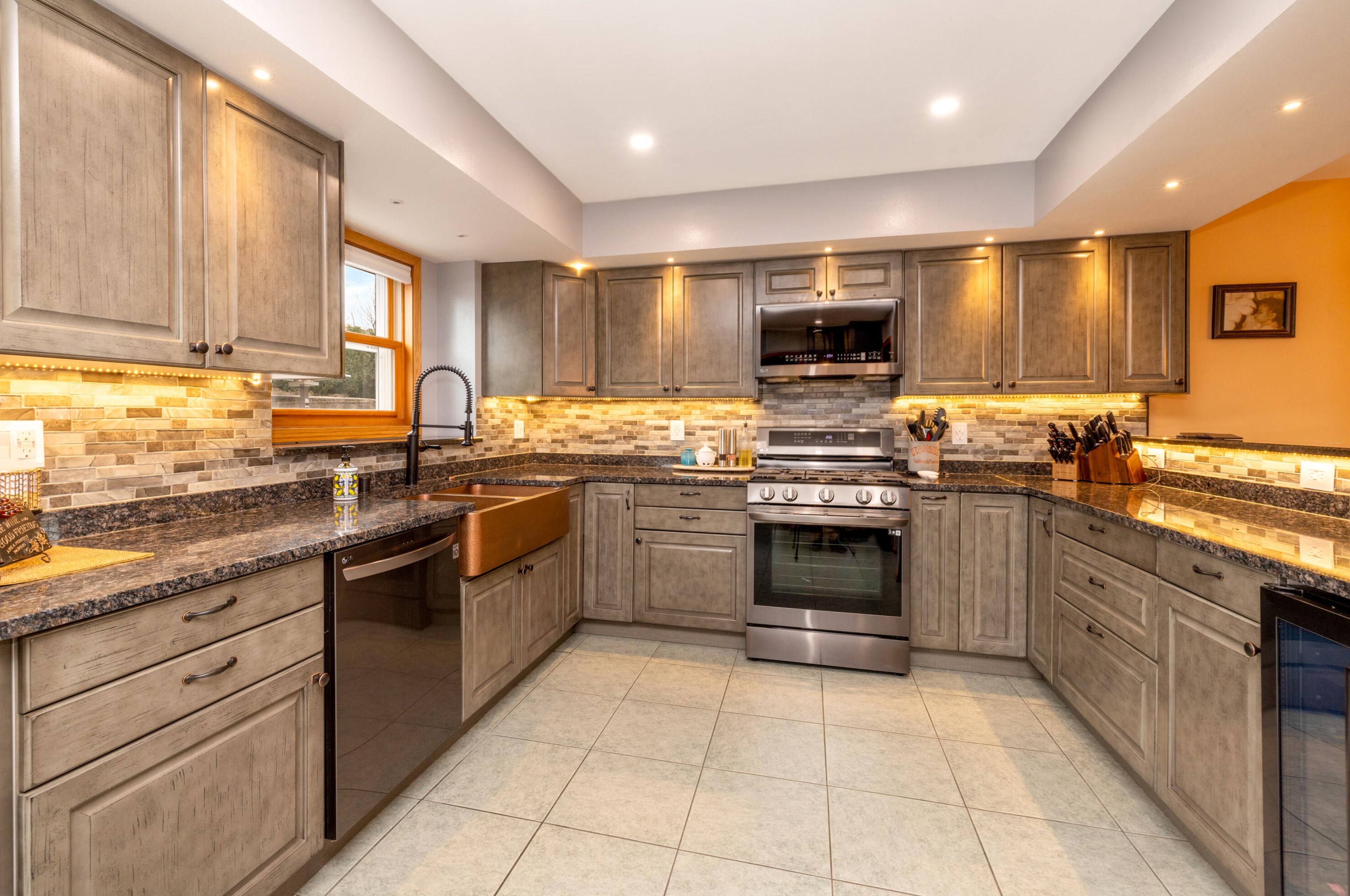 1497 Sunnyridge Rd, Pewaukee WI  53072-3885 exterior