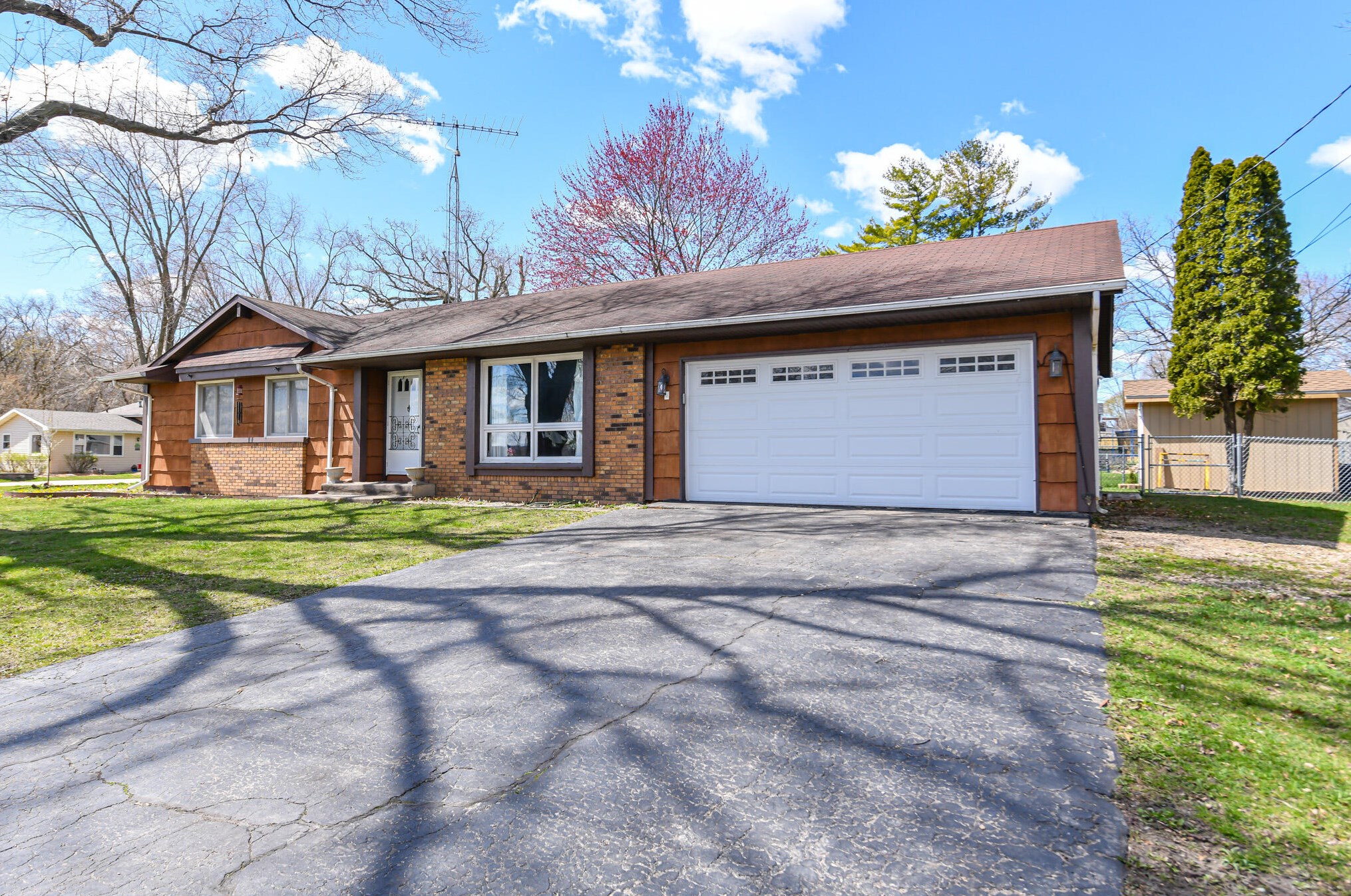 3111 Shady Ln, Twin Lakes, WI 53181-9203