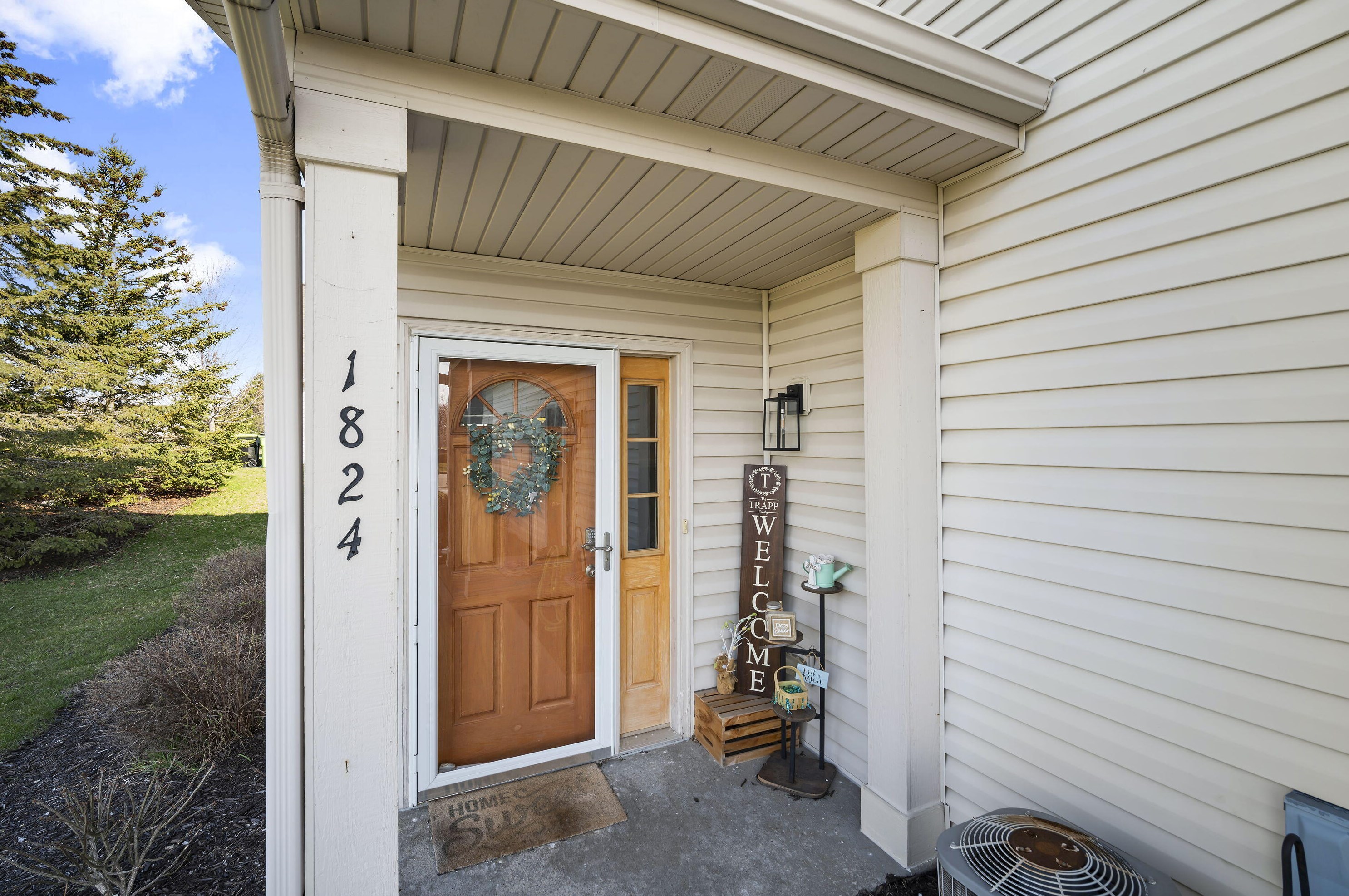 1824 Stoney Ln, Slinger WI  53086-9038 exterior