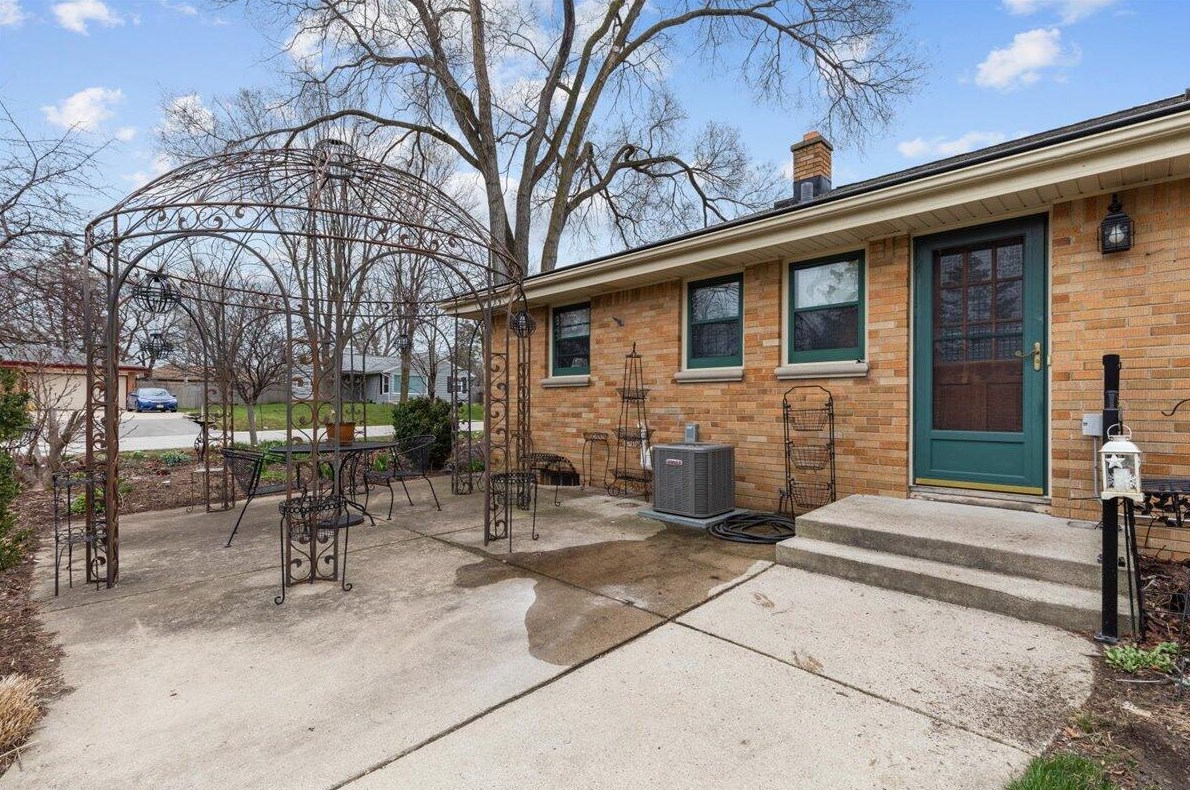 4406 Fountain Ave, Milwaukee WI 53223-4436 exterior