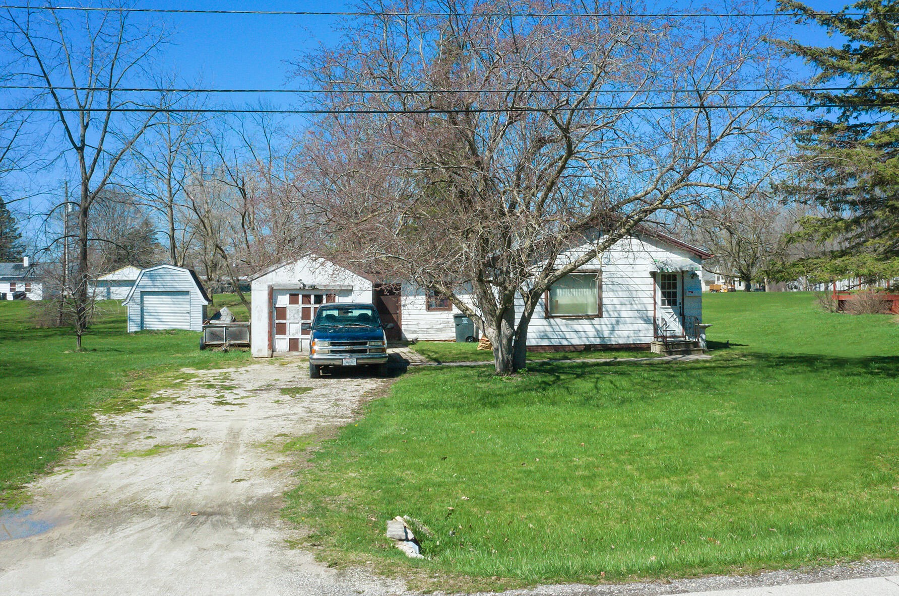 7201 S 35th St, Hales Corners, WI 53132