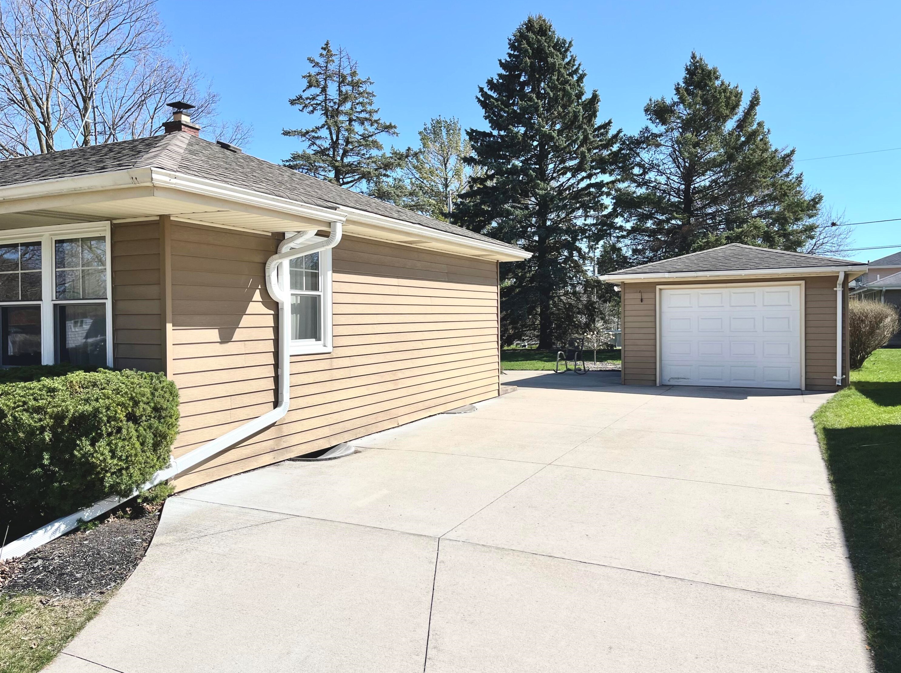 333 Garfield St, Lyons, WI 53105-2039