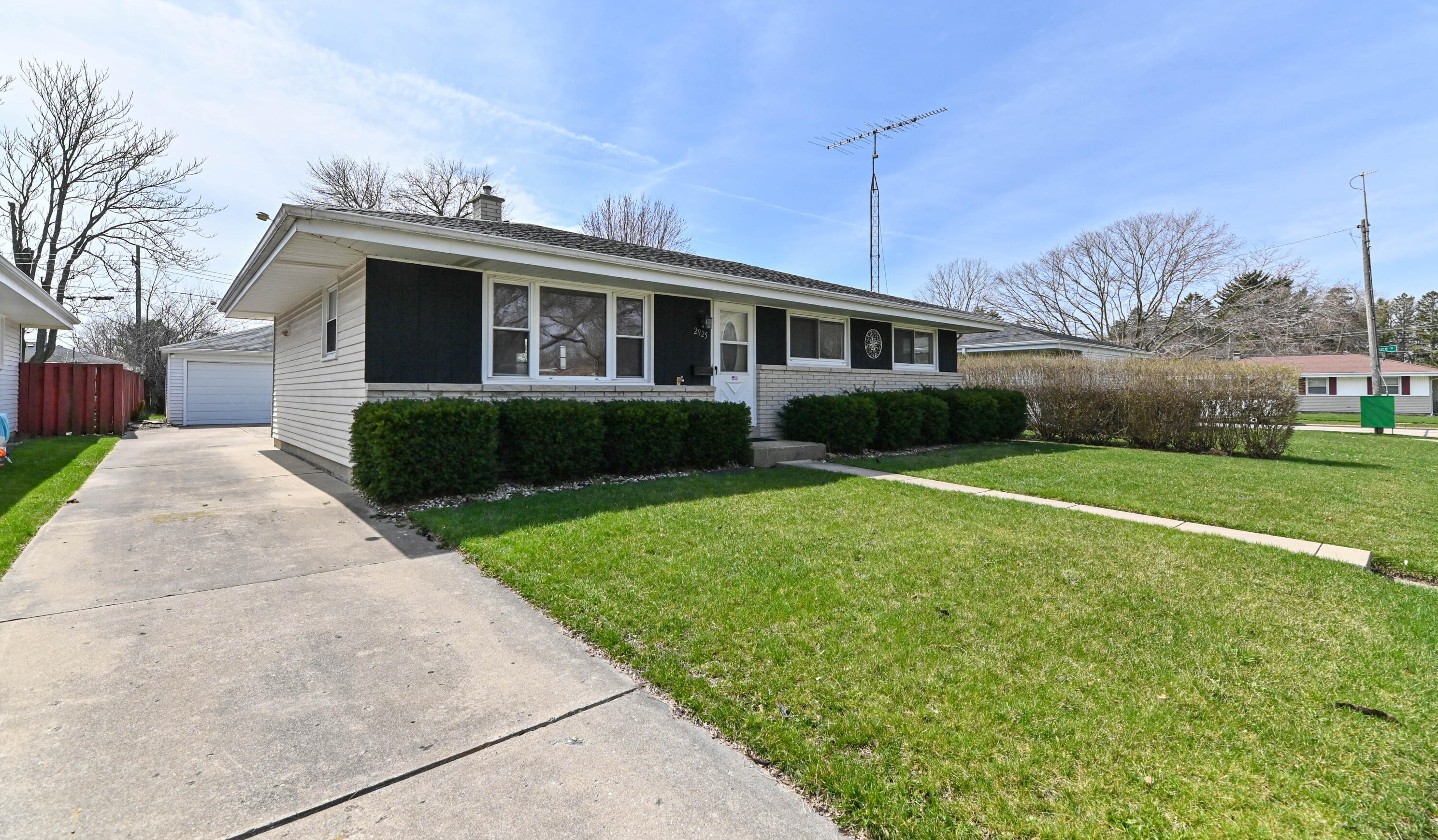 2925 Brentwood Dr, Racine, WI 53403-3705