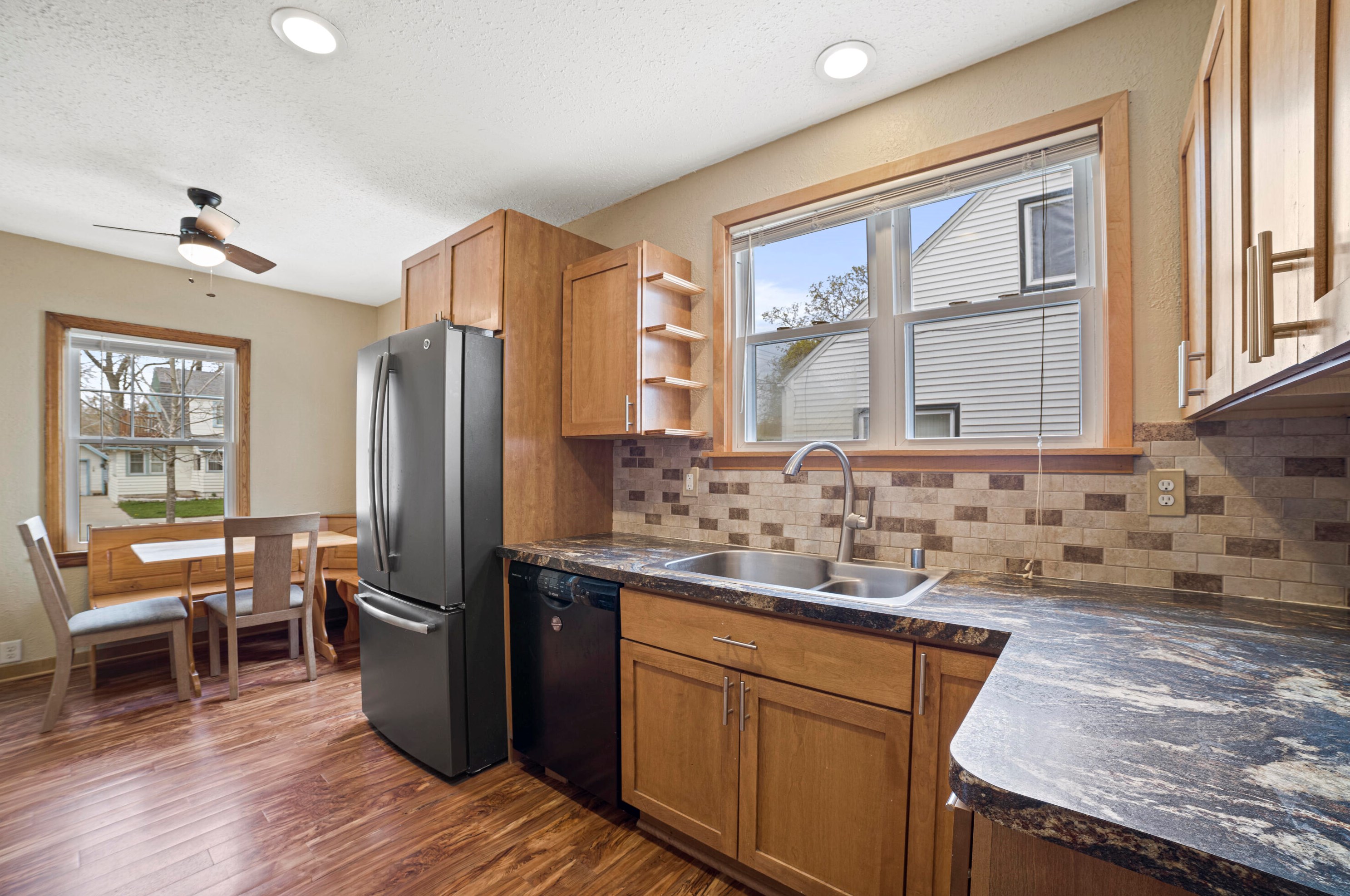 915 Buena Vista Ave, Waukesha, WI 53188-3852