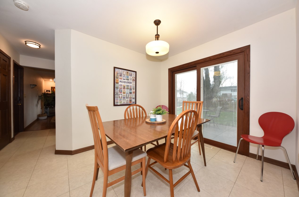 5155 Radcliffe Dr, Milwaukee WI  53223-1640 exterior