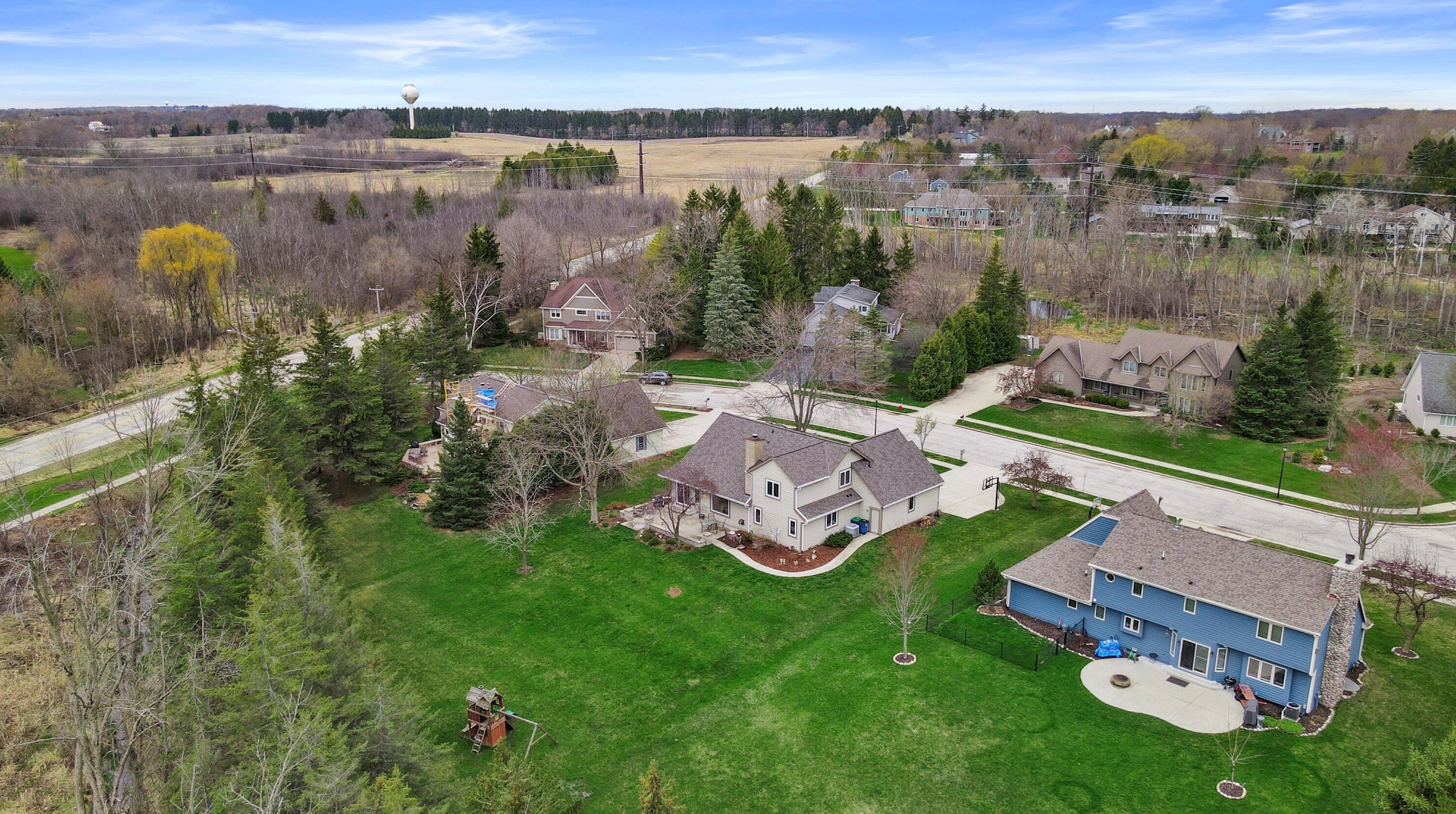 382 Streamside Ct, Grafton WI  53024-9420 exterior