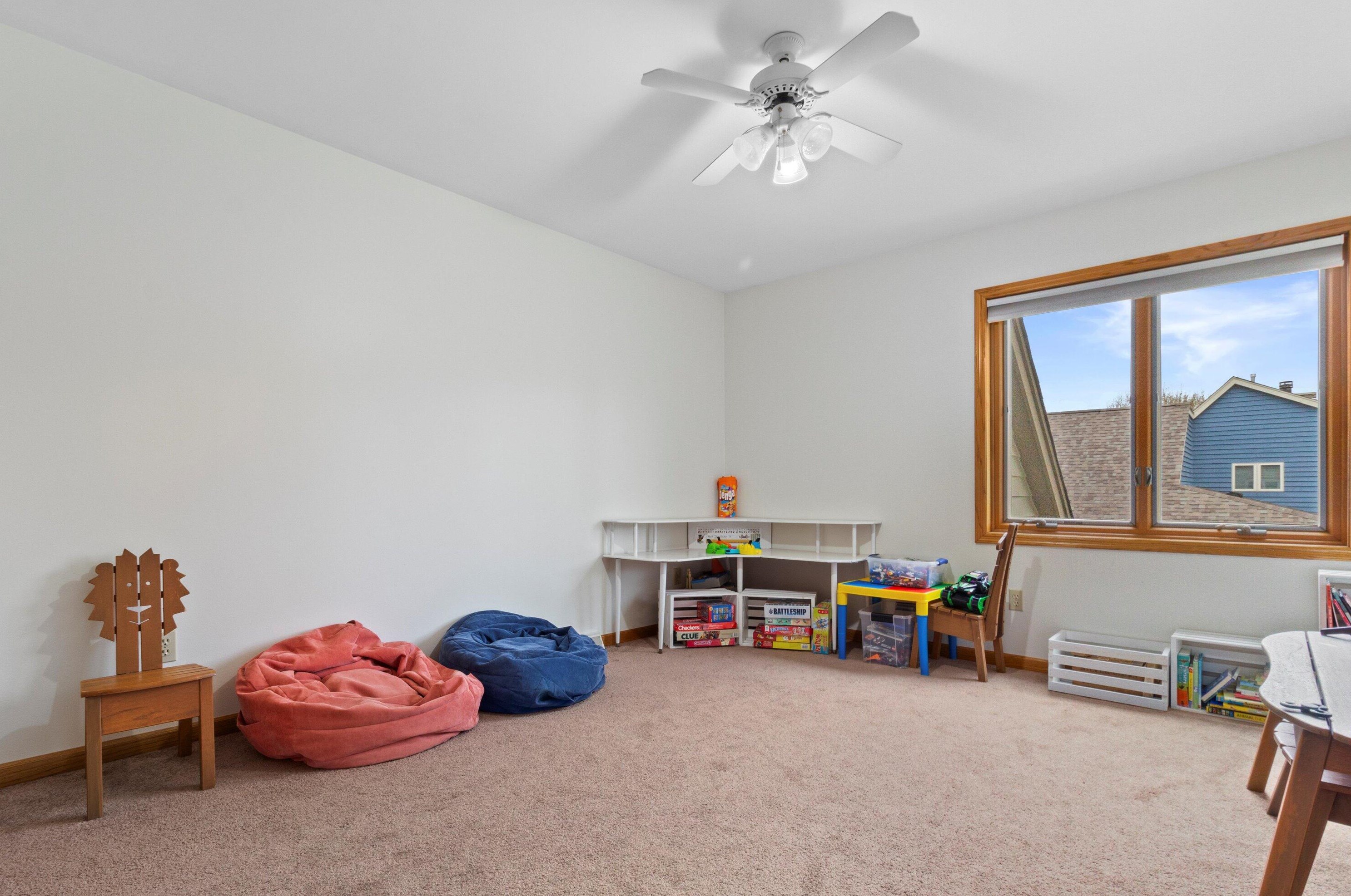 382 Streamside Ct, Grafton WI  53024-9420 exterior