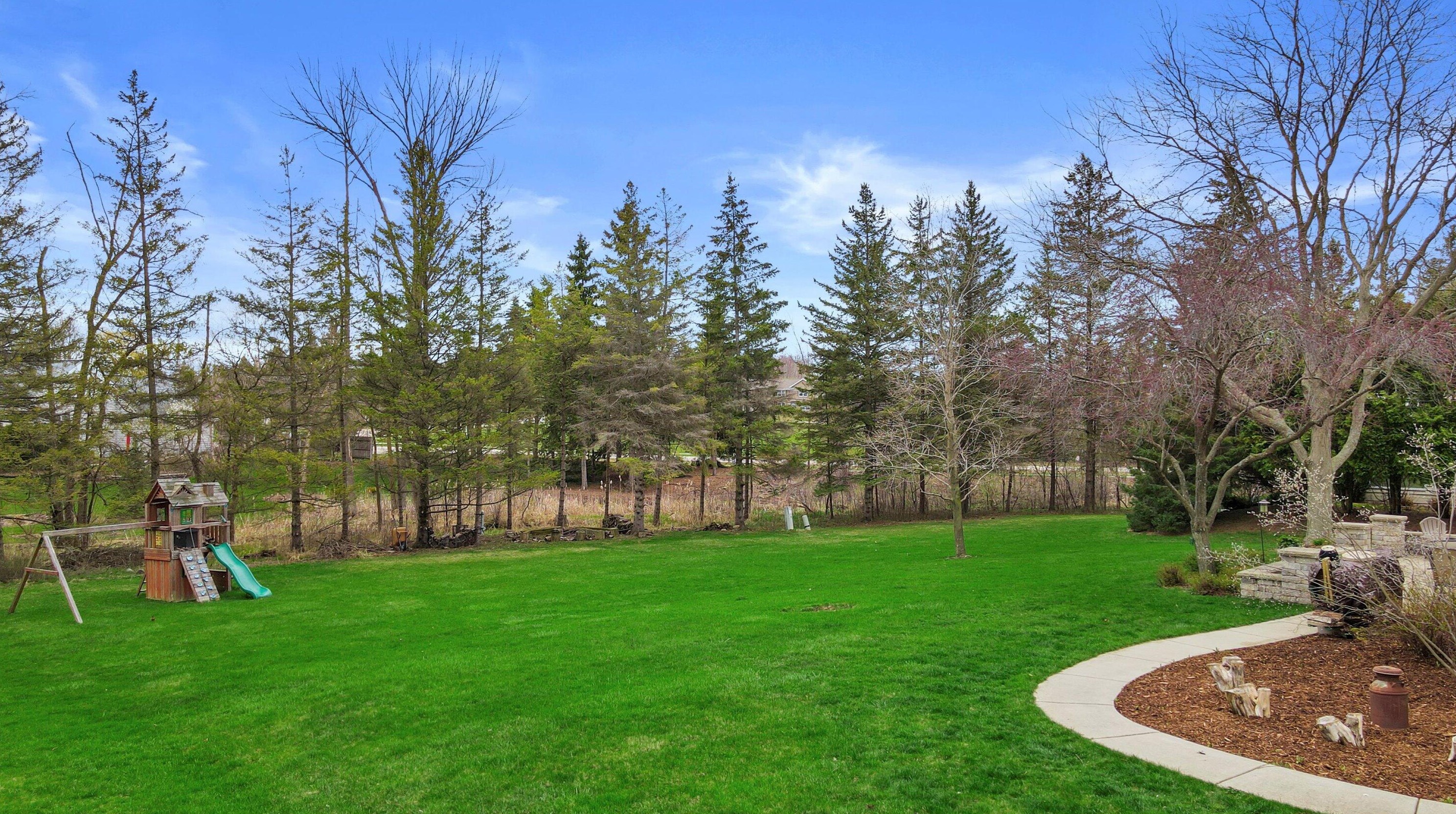 382 Streamside Ct, Grafton WI  53024-9420 exterior