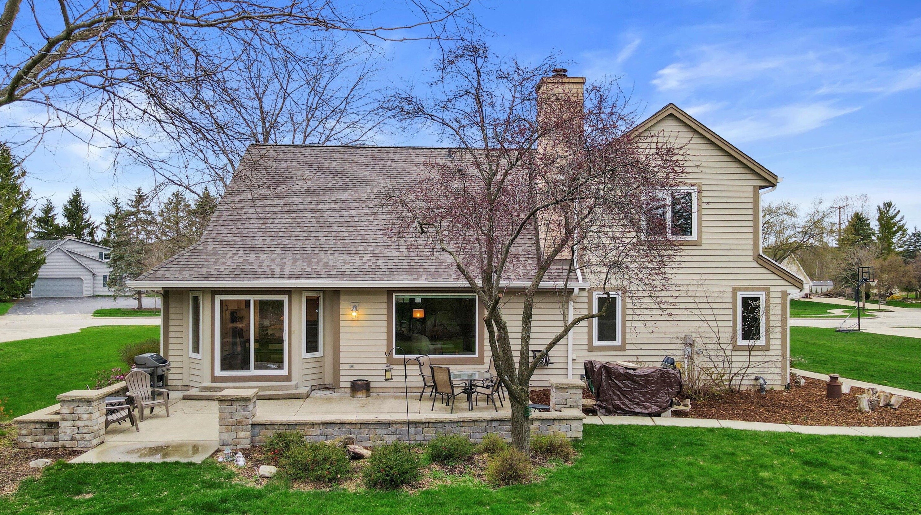 382 Streamside Ct, Grafton WI  53024-9420 exterior