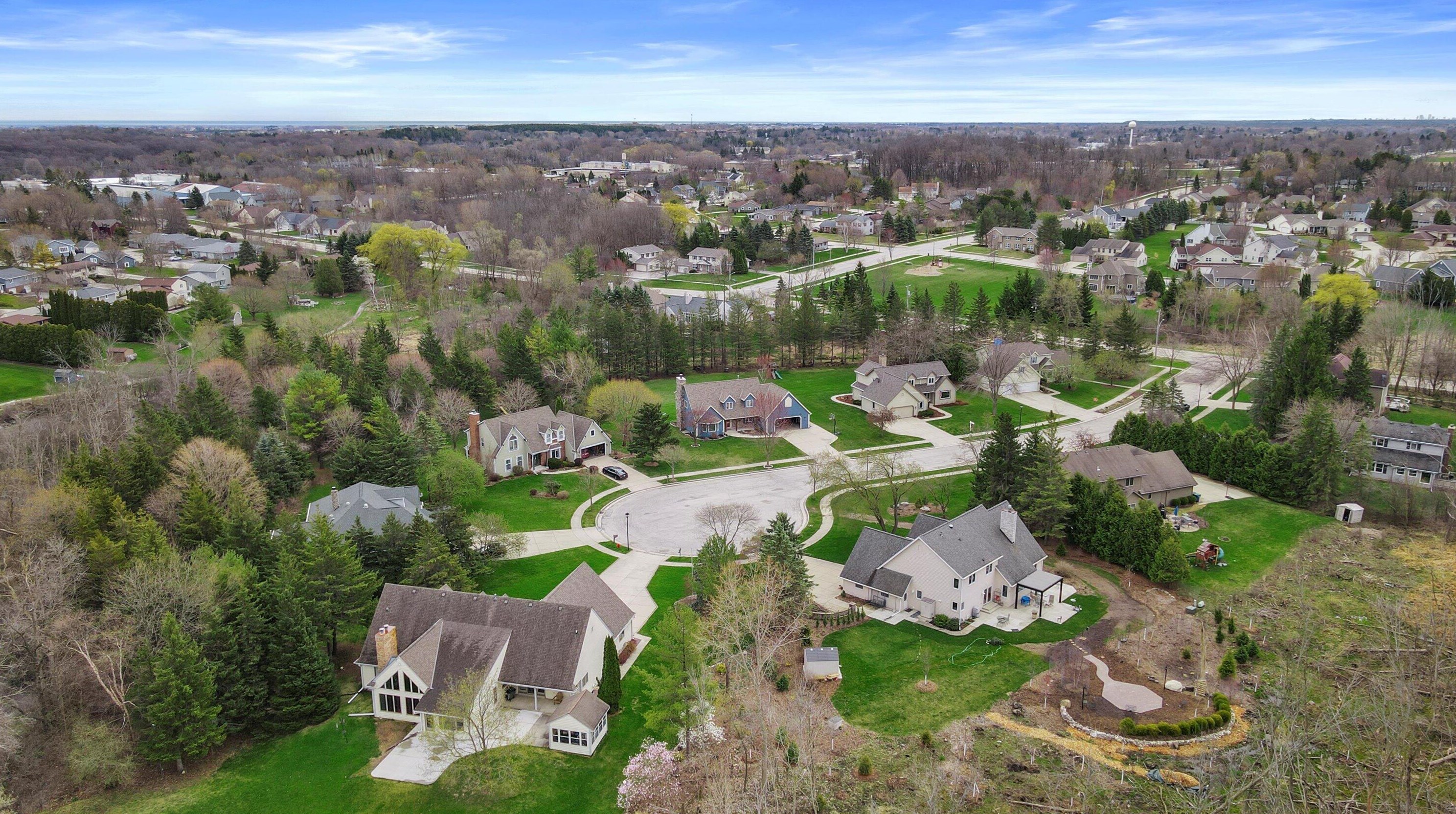 382 Streamside Ct, Grafton WI  53024-9420 exterior