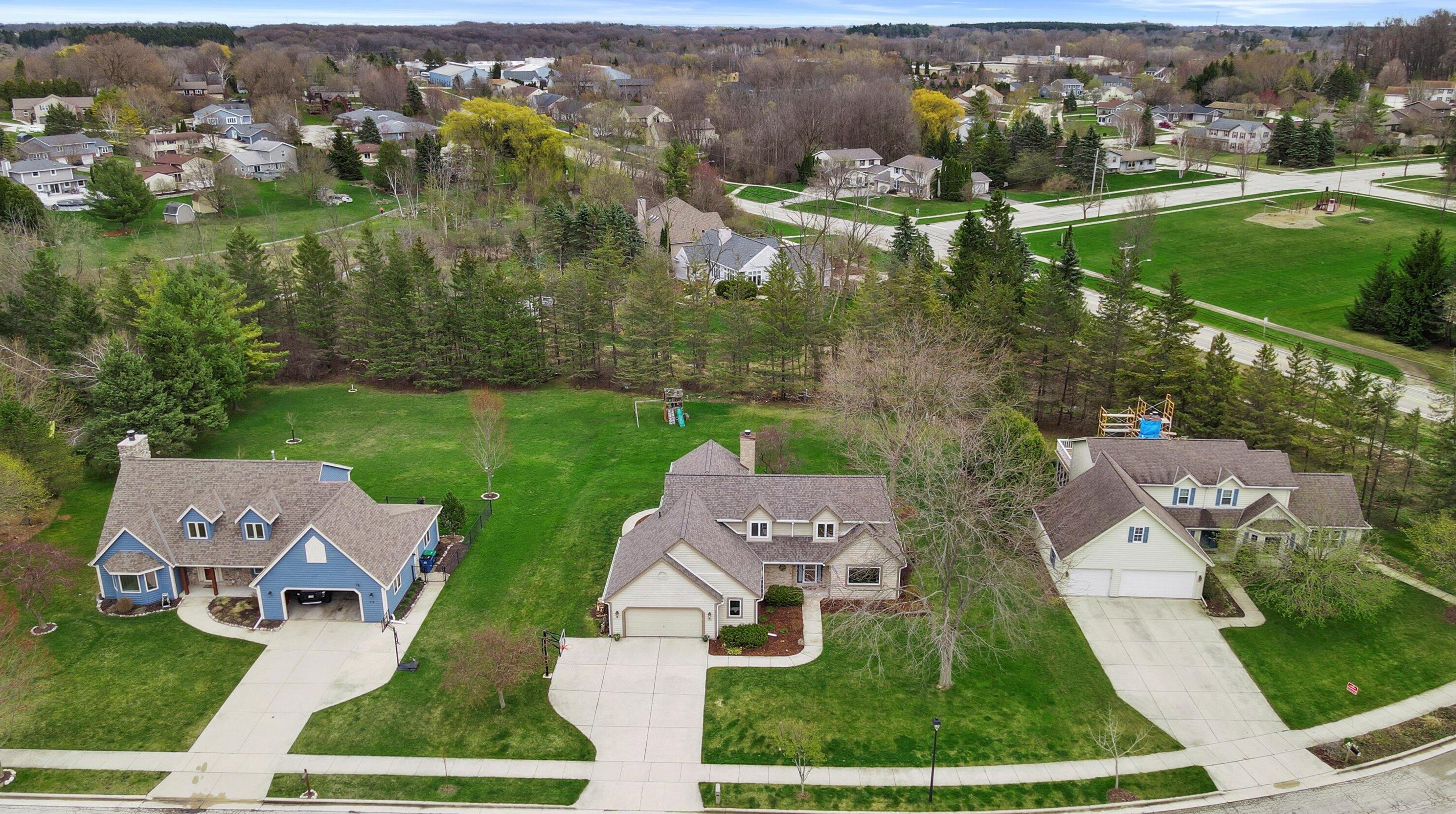 382 Streamside Ct, Grafton WI  53024-9420 exterior
