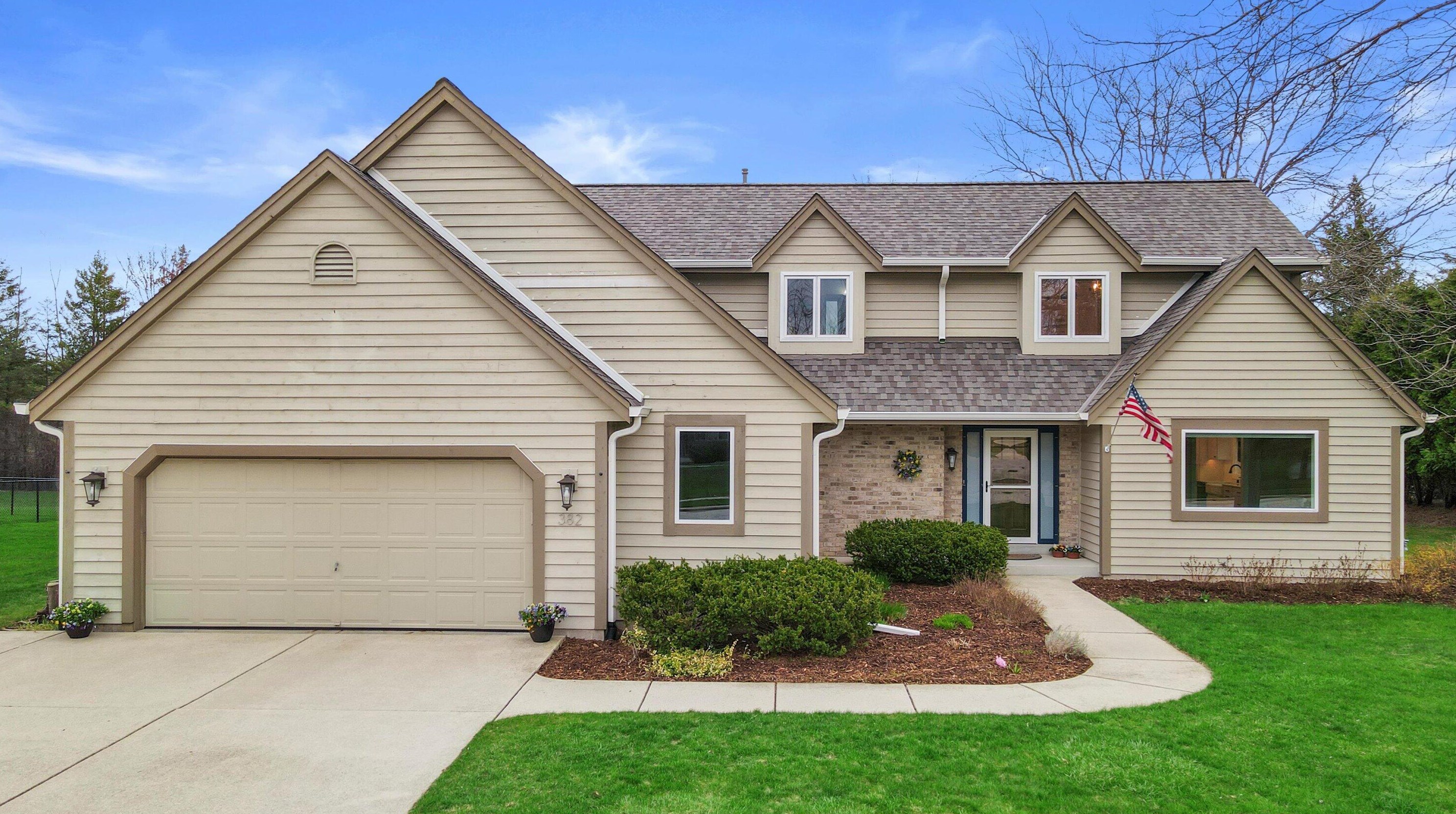 382 Streamside Ct, Grafton WI  53024-9420 exterior